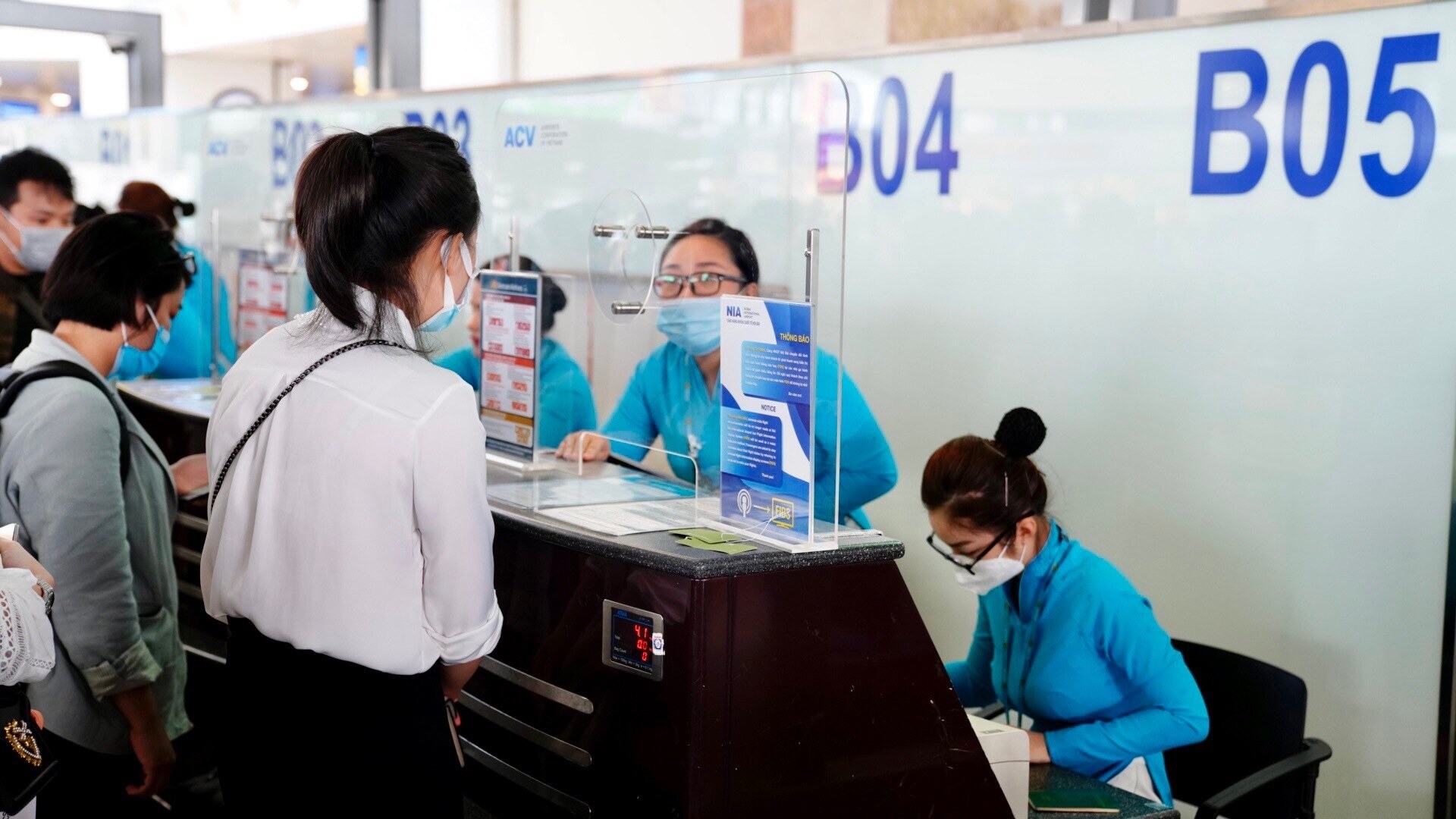 Tấm chắn giọt bắn tại quầy check-in gi&uacute;p giao tiếp an to&agrave;n hơn trong m&ugrave;a dịch. 
Cảng cũng đặt nước rửa tay s&aacute;t khuẩn tại c&aacute;c khu vực soi chiếu an ninh/lối đi nội bộ v&agrave; tất cả c&aacute;c vị tr&iacute; theo c&aacute;c luồng h&agrave;nh kh&aacute;ch đi/đến nh&agrave; ga. Dung dịch s&aacute;t khuẩn tay axit HIPOCLORƠ sản xuất từ m&aacute;y OSG Nhật Bản l&agrave; do C&ocirc;ng ty TNHH TM&DV BPS Việt Nam t&agrave;i trợ miễn ph&iacute; cho Cảng sử dụng trong c&ocirc;ng t&aacute;c ph&ograve;ng chống dịch bệnh Covid-19. Đ&acirc;y l&agrave; dung dịch nước rửa tay s&aacute;t khuẩn c&oacute; t&iacute;nh chất kh&ocirc;ng m&agrave;u, kh&ocirc;ng m&ugrave;i, an to&agrave;n, th&acirc;n thiện với m&ocirc;i trường v&agrave; đ&atilde; được kiểm định bởi: Viện truyền nhiễm Quốc gia Nhật Bản; Viện Pasteur TP.HCM - Bộ Y Tế v&agrave; Trung t&acirc;m Quatest 3 - Tổng cục đo lường Việt Nam. Dung dịch axit Hipoclorơ rất hiệu quả trong việc v&ocirc; hiệu h&oacute;a vi r&uacute;t, c&oacute; hiệu quả kh&aacute;ng khuẩn vượt trội v&agrave; đảm bảo đủ ti&ecirc;u chuẩn s&aacute;t khuẩn ph&ograve;ng chống dịch Covid19.