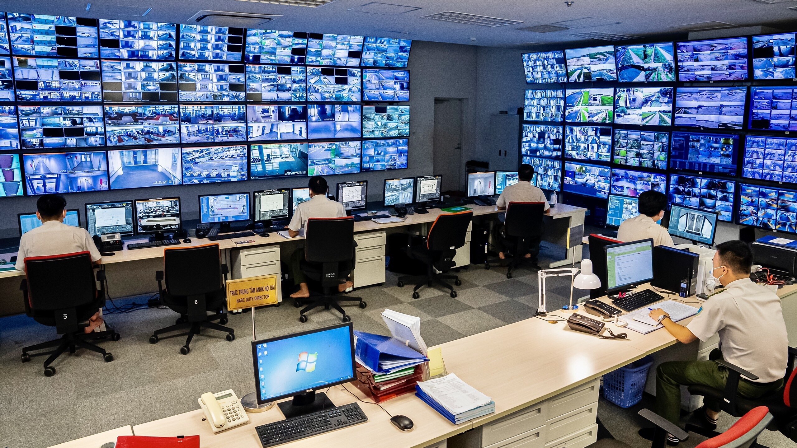 Với hệ thống camera tập trung tại Trung t&acirc;m điều phối khai th&aacute;c AOCC, Cảng HKQT Nội B&agrave;i đ&atilde; thực hiện hiệu quả việc truy vết c&aacute;c trường hợp F0 qua Cảng