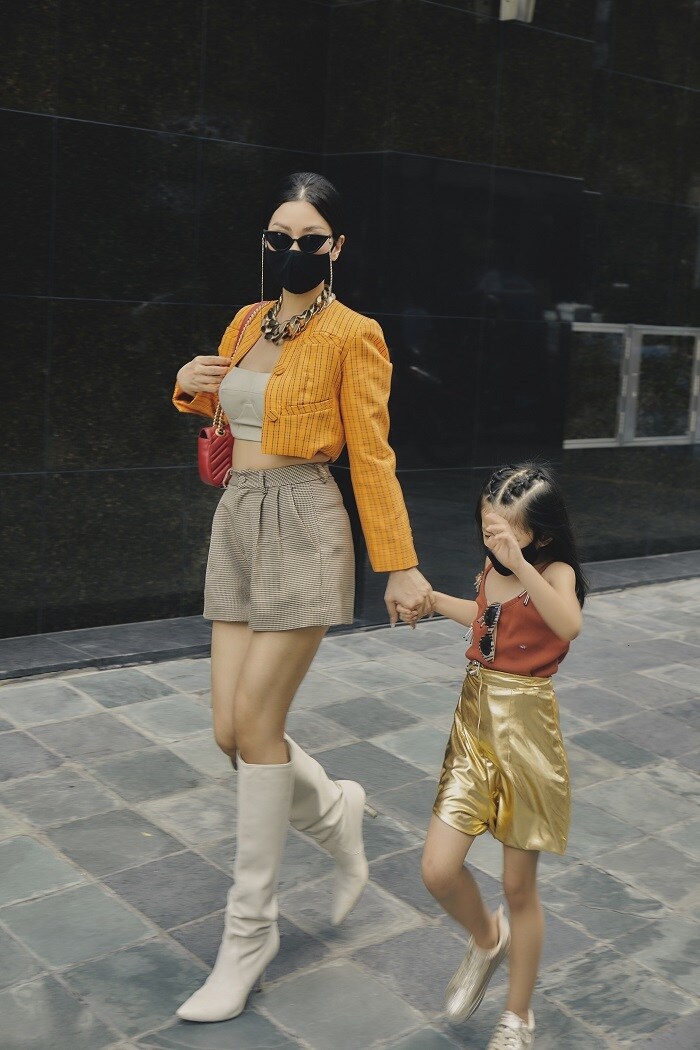 D&ugrave; đ&atilde; l&agrave; mẹ v&agrave; ở tuổi 30 nhưng &Aacute; hậu của Hoa hậu Việt Nam 2014 vẫn giữ được v&oacute;c d&aacute;ng gọn g&agrave;ng c&ugrave;ng nhan sắc tươi trẻ