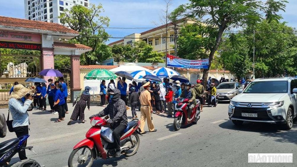 Trời n&oacute;ng đứng ph&aacute;t nước mệt nhưng lực lượng thanh ni&ecirc;n t&igrave;nh nguyện dường như qu&ecirc;n hết mệt mỏi v&igrave; c&oacute; thể tiếp sức gi&uacute;p th&iacute; sinh ho&agrave;n th&agrave;nh kỳ thi.