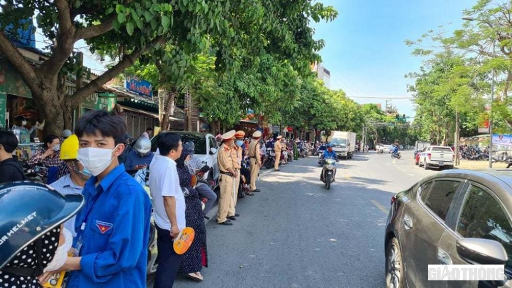 Ở mỗi điểm thi đều c&oacute; nhiều vị tr&iacute; hỗ trợ, tiếp sức cho sĩ tử. Khu th&igrave; ph&aacute;t quạt cầm tay, khu ph&aacute;t nước, điểm nhận gửi đồ, tr&ocirc;ng xe...