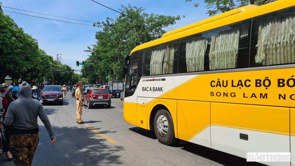 C&aacute;c lực lượng l&agrave;m nhiệm vụ căng m&igrave;nh dưới nắng đảm bảo an to&agrave;n cho kỳ thi.