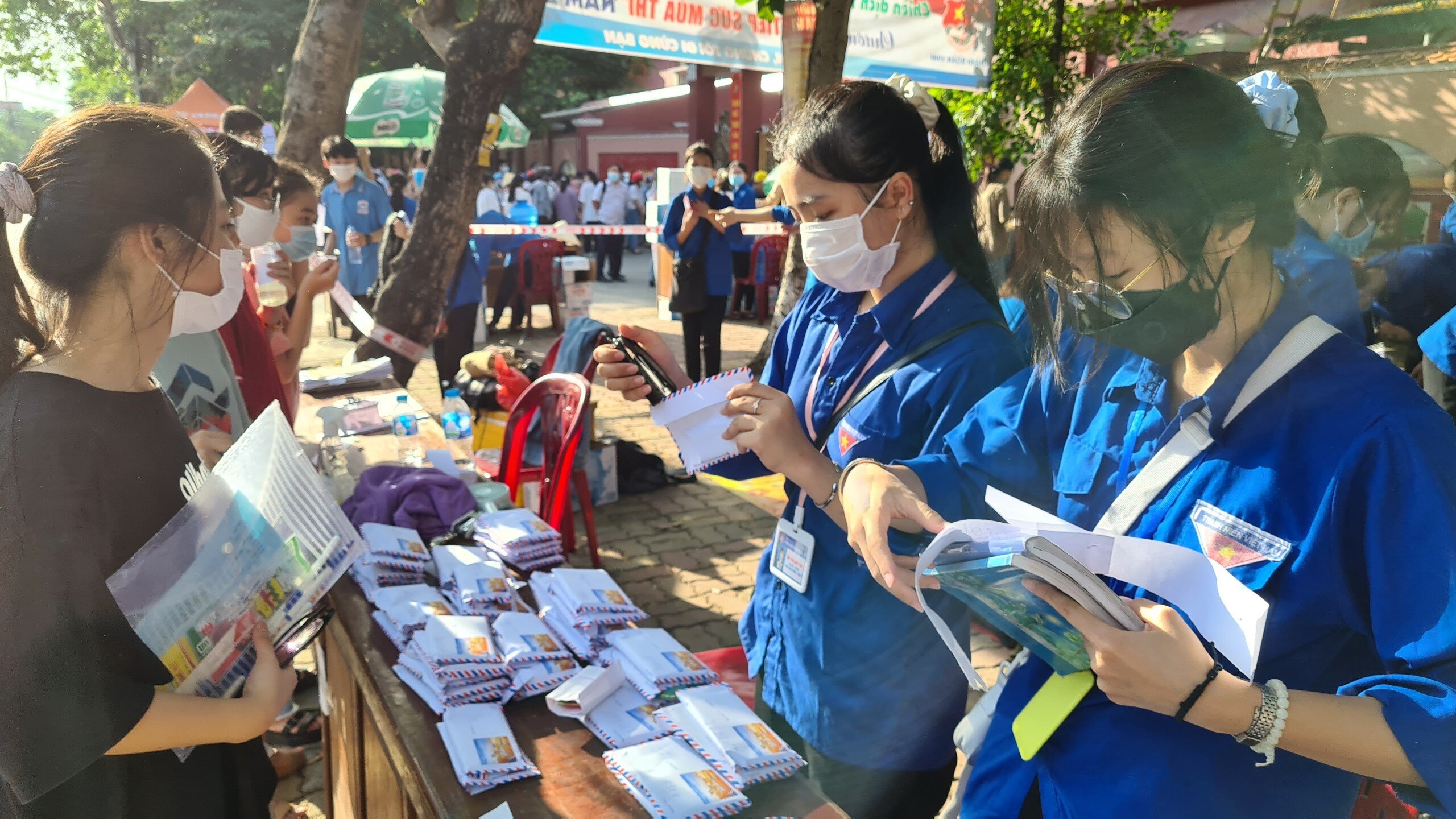 C&aacute;c th&iacute; sinh khi đến trường thi đều đeo khẩu trang, đo th&acirc;n nhiệt, rửa tay s&aacute;t khuẩn.