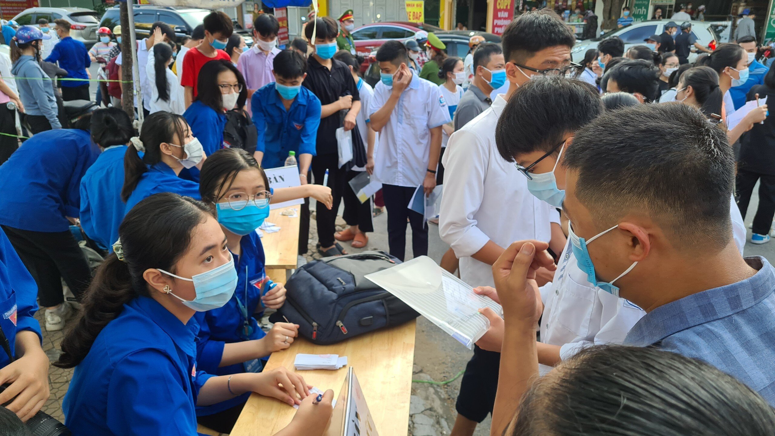 Tại điểm thi trường THPT L&ecirc; Viết Thuật, số th&iacute; sinh đăng k&yacute; dự thi ở điểm trường n&agrave;y đ&ocirc;ng kỷ lục, với hơn 1.000 lượt th&iacute; sinh