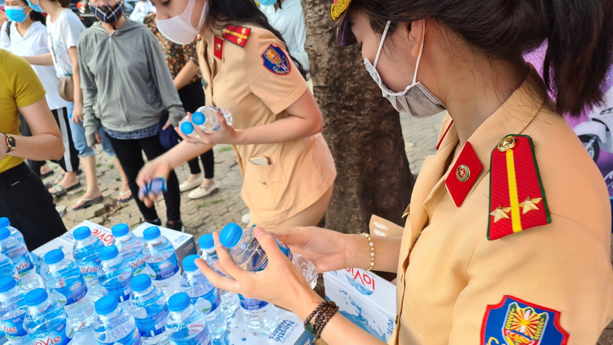 B&ecirc;n cạnh đ&oacute;, Đội c&ograve;n mua nước, khẩu trang, nước rửa tay s&aacute;t khuẩn để ph&aacute;t miễn ph&iacute; cho c&aacute;c th&iacute; sinh tại c&aacute;c điểm thi.