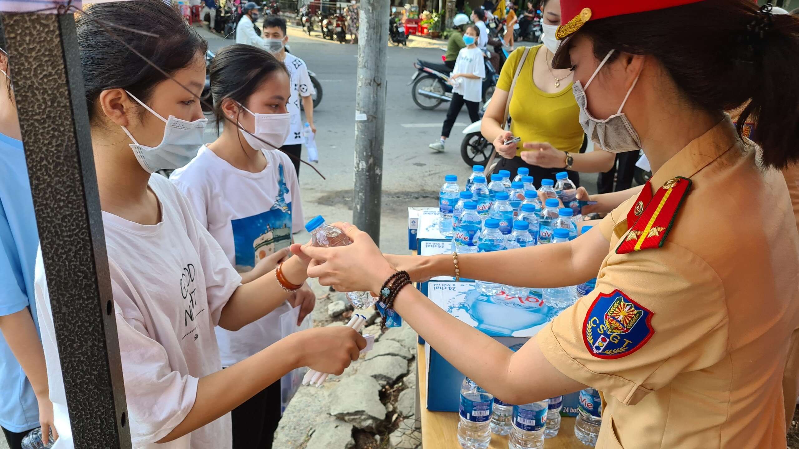 Những chai nước kho&aacute;ng sẽ được b&oacute;c m&aacute;c để c&aacute;c th&iacute; sinh c&oacute; thể mang v&agrave;o sử dụng trong qu&aacute; tr&igrave;nh l&agrave;m b&agrave;i, vừa giải kh&aacute;t vừa b&ugrave; nước trong ng&agrave;y nắng n&oacute;ng