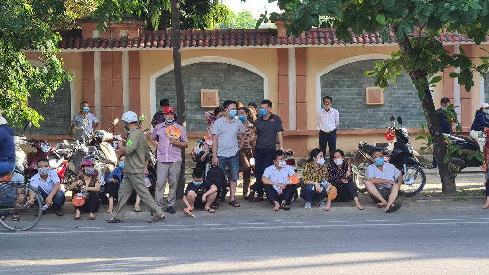 Sau khi c&aacute;c sĩ tử v&agrave;o ph&ograve;ng thi, nhiều phụ huynh vẫn n&aacute;n lại chờ b&ecirc;n ngo&agrave;i mong con l&agrave;m b&agrave;i tốt.