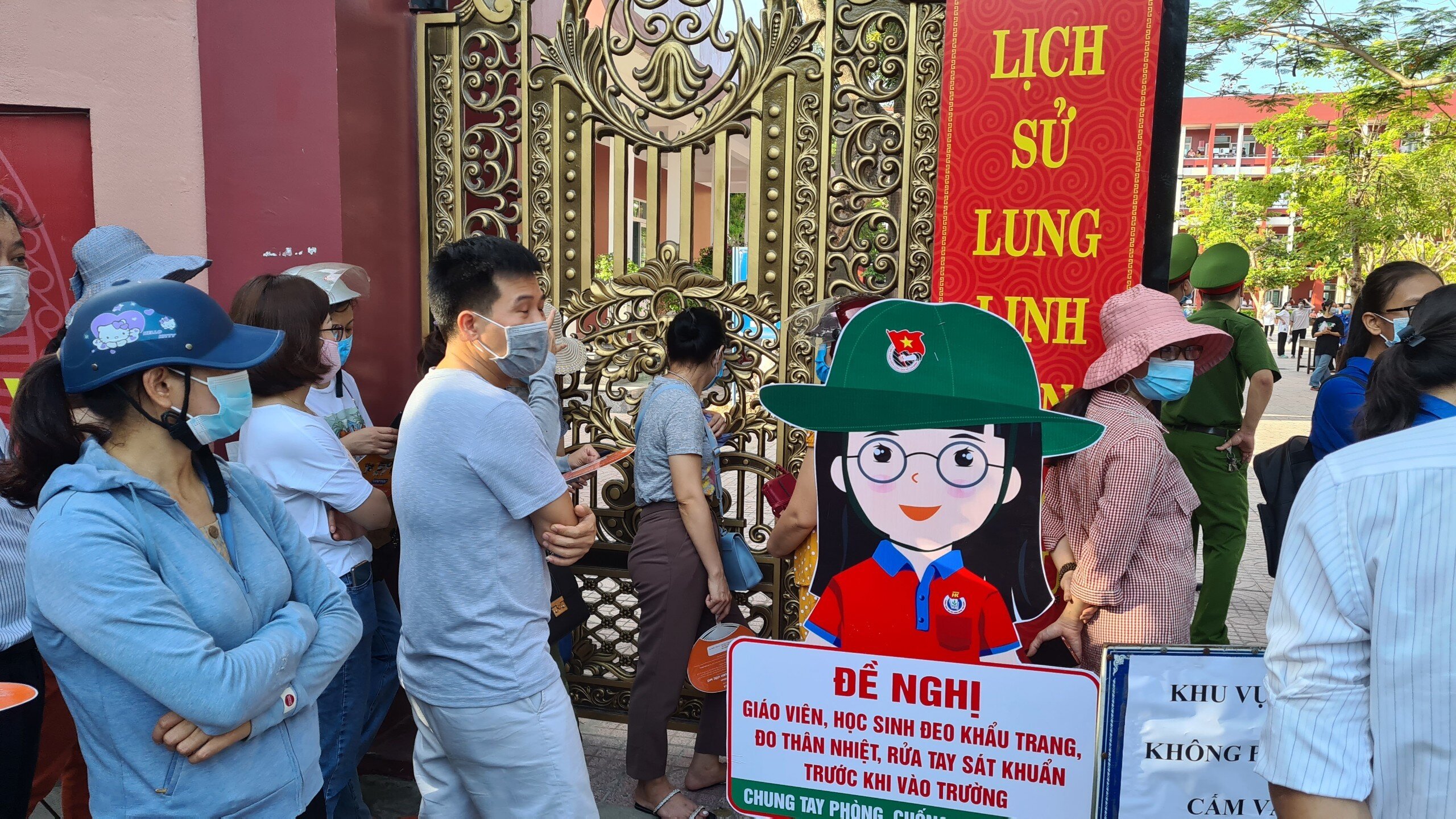 C&ocirc;ng t&aacute;c ph&ograve;ng dịch v&agrave; c&aacute;c biển tuy&ecirc;n truyền ph&ograve;ng dịch được đặt ở những nơi dễ nh&igrave;n thấy ở c&aacute;c điểm thi.