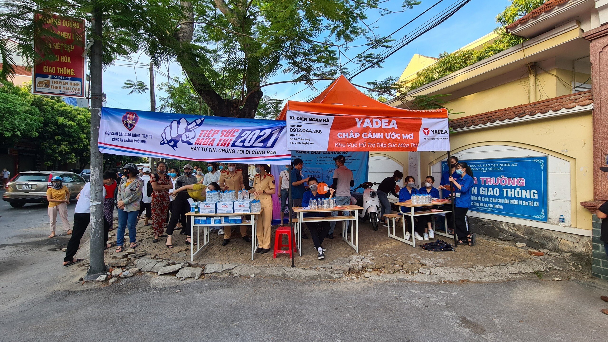 T&igrave;nh nguyện vi&ecirc;n hỗ trợ th&iacute; sinh gửi đồ d&ugrave;ng c&aacute; nh&acirc;n, điện thoại, hướng dẫn thủ tục...