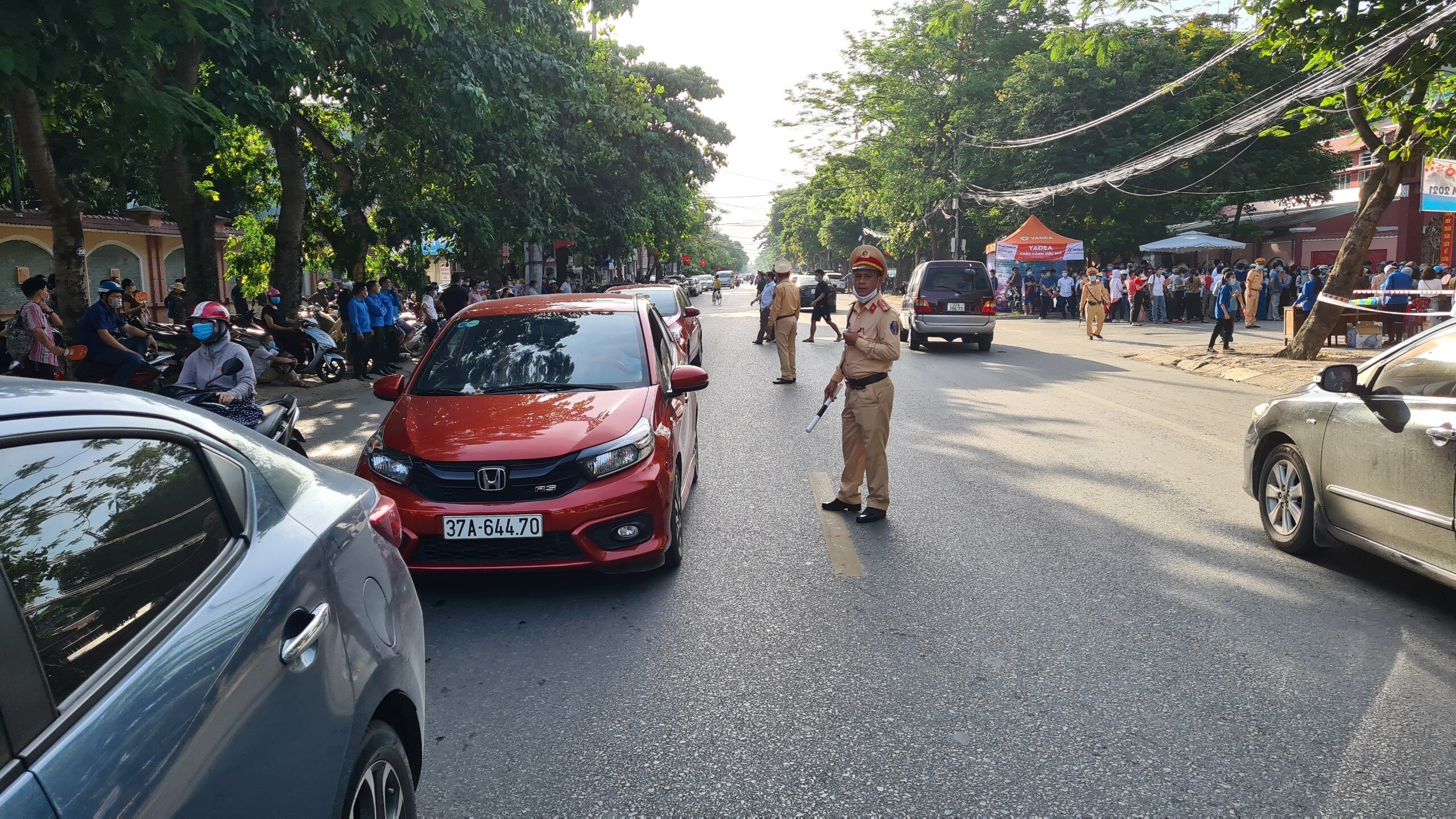 Để đảm bảo ATGT, an ninh trật tự, ngay từ sớm Đội CSGT-TT TP Vinh đ&atilde; huy động lực lượng cắm chốt ở c&aacute;c tuyến đường nơi c&oacute; điểm thi để hướng dẫn ph&acirc;n luồng giao th&ocirc;ng. C&aacute;c chốt sẽ được duy tr&igrave; trong cả 2 ng&agrave;y thi