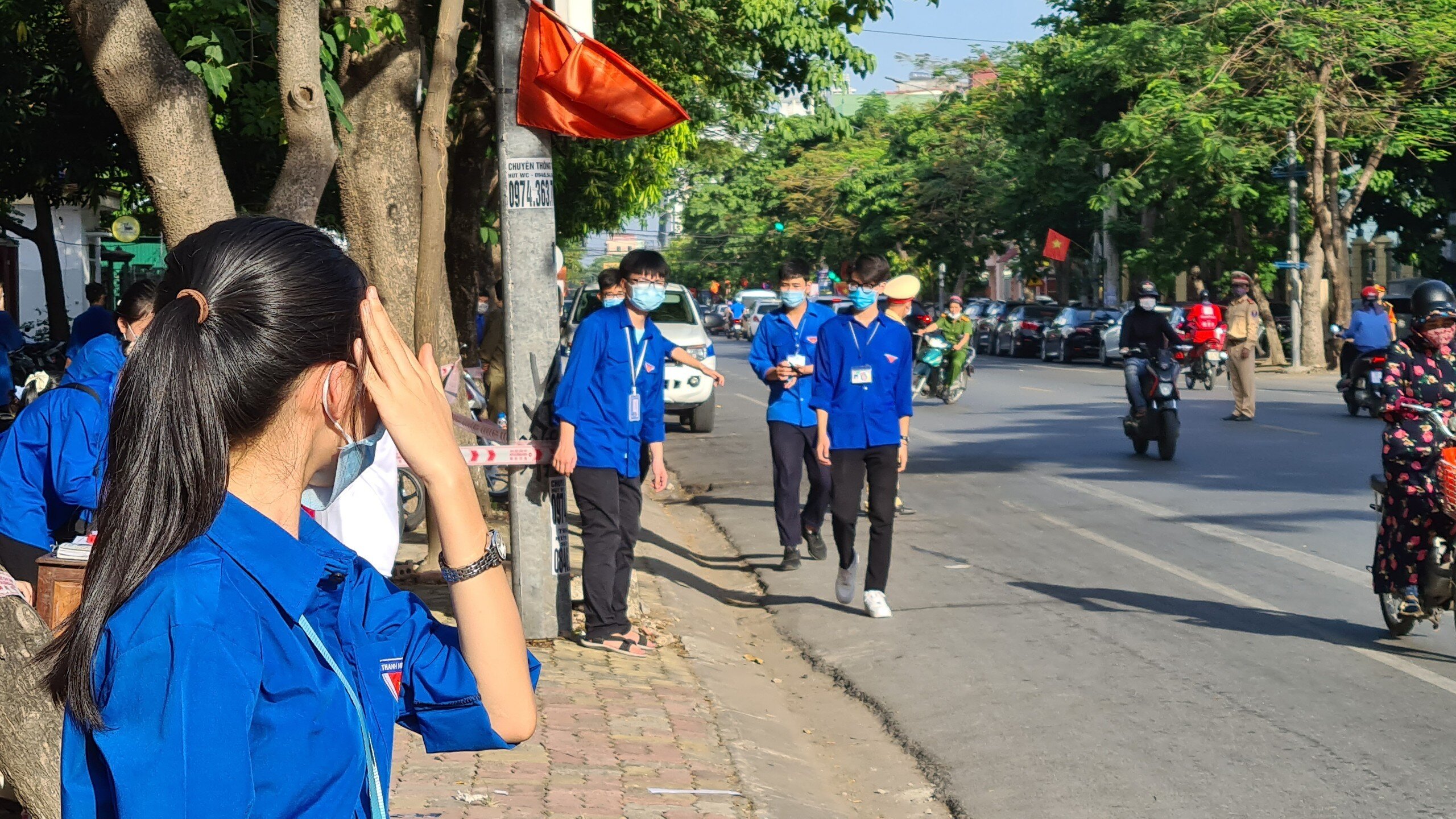 Nhiệt độ ngo&agrave;i trời l&uacute;c đầu giờ s&aacute;ng cũng v&agrave;o khoảng 35 độ.