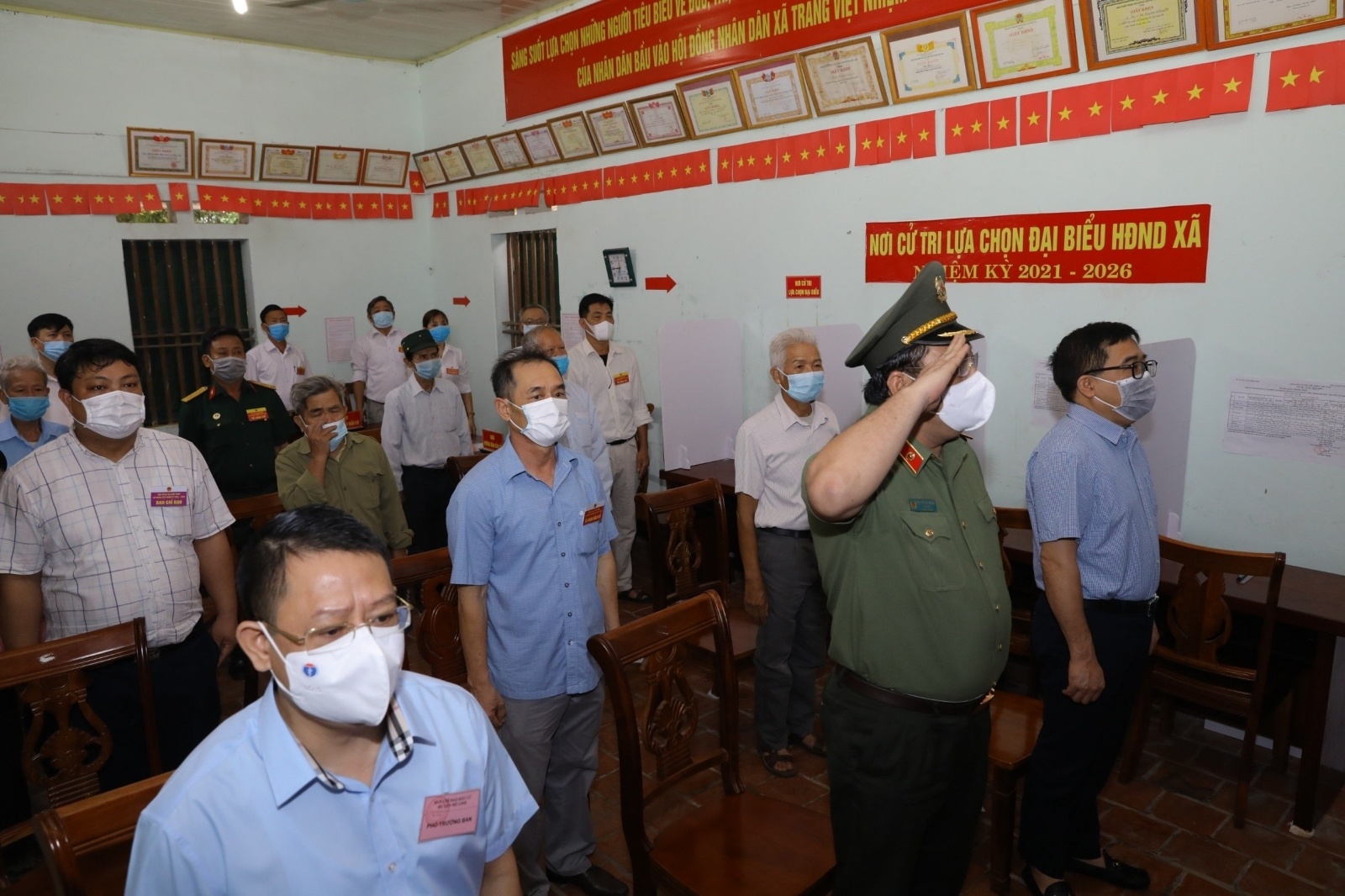 Tới dự buổi bầu cử lại tại x&atilde; Tr&aacute;ng Việt c&oacute; Trung tướng Nguyễn Hải Trung, Gi&aacute;m đốc C&ocirc;ng an TP H&agrave; Nội v&agrave; &ocirc;ng Đỗ Đ&igrave;nh Hồng, B&iacute; thư huyện M&ecirc; Linh.