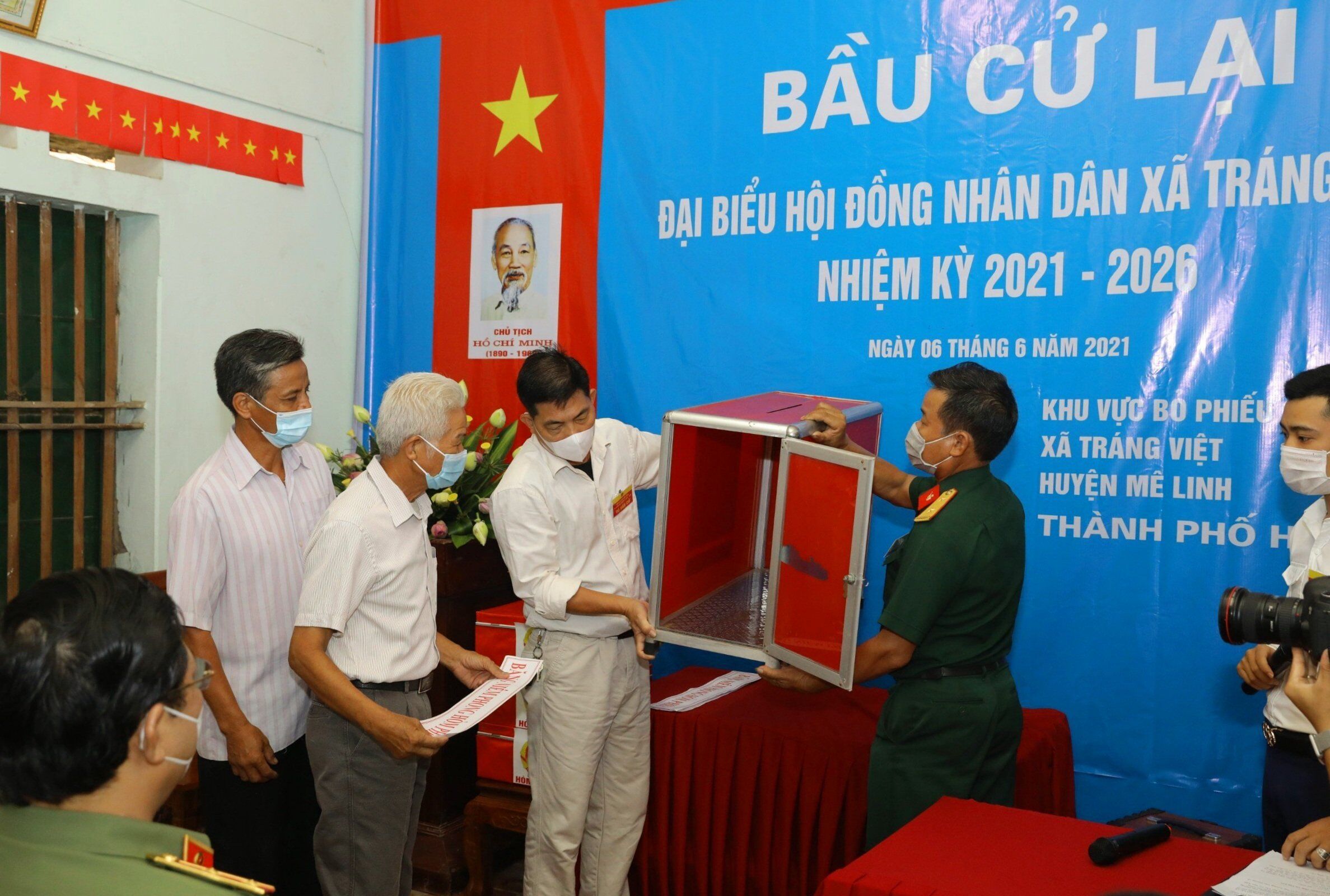 Sự kiện hi hữu n&agrave;y diễn ra khi Chủ tịch HĐND, Chủ tịch Ủy ban bầu cử x&atilde; Tr&aacute;ng Việt - &ocirc;ng Nguyễn Xu&acirc;n H&ugrave;ng lợi dụng chức vụ để đặt vấn đề với &ocirc;ng Nguyễn Hữu Ho&agrave;n (tổ trưởng Tổ bầu cử đơn vị số 4) lấy 75 phiếu về tự bầu. (Trong ảnh tổ bầu cử đang thực hiện kiểm tra h&ograve;m phiếu để đảm bảo đ&uacute;ng quy tr&igrave;nh)