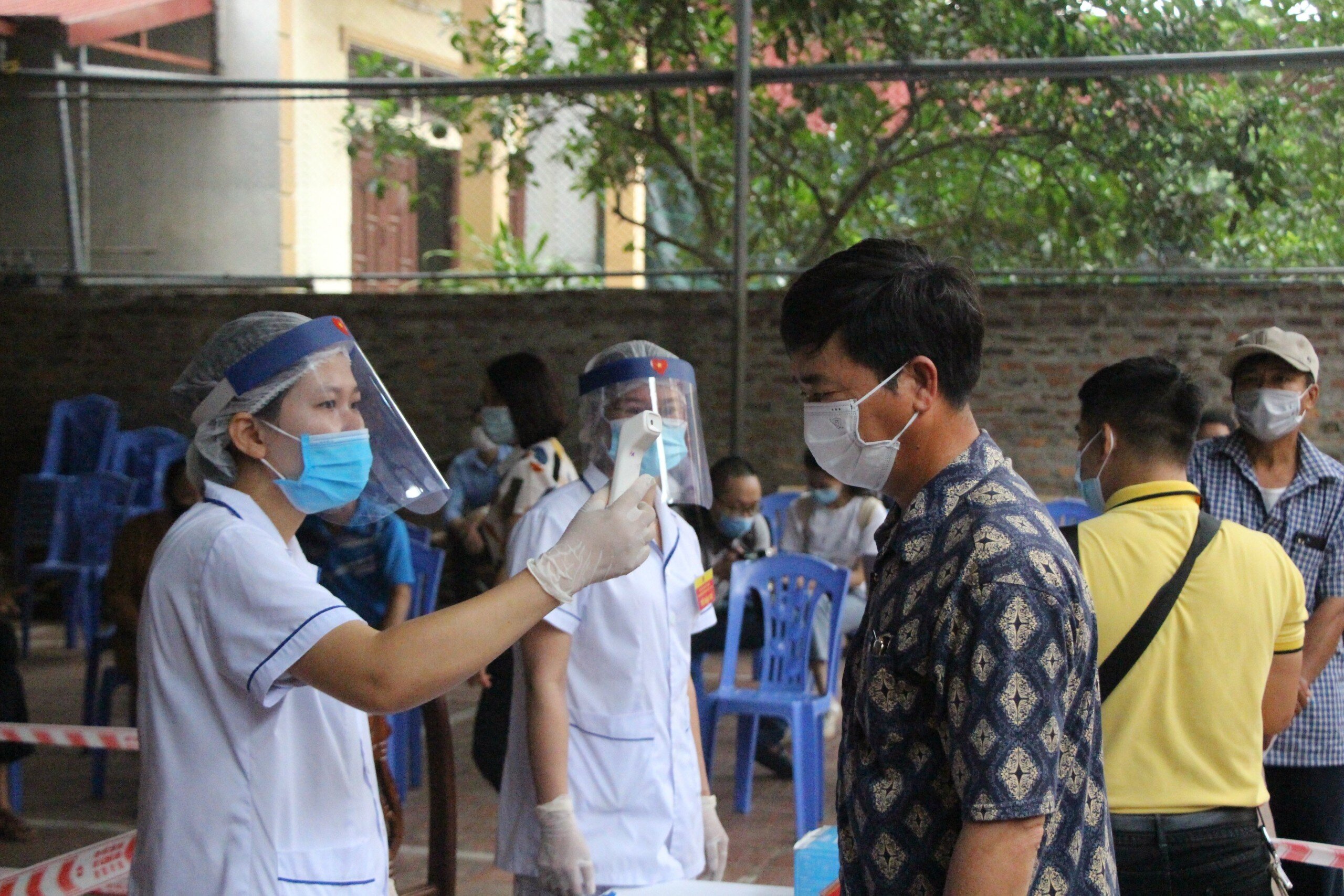 Mọi cử tri trước khi v&agrave;o nơi bầu cử đều được đo th&acirc;n nhiệt, y&ecirc;u cầu đeo khẩu trang v&agrave; s&aacute;t khuẩn tay