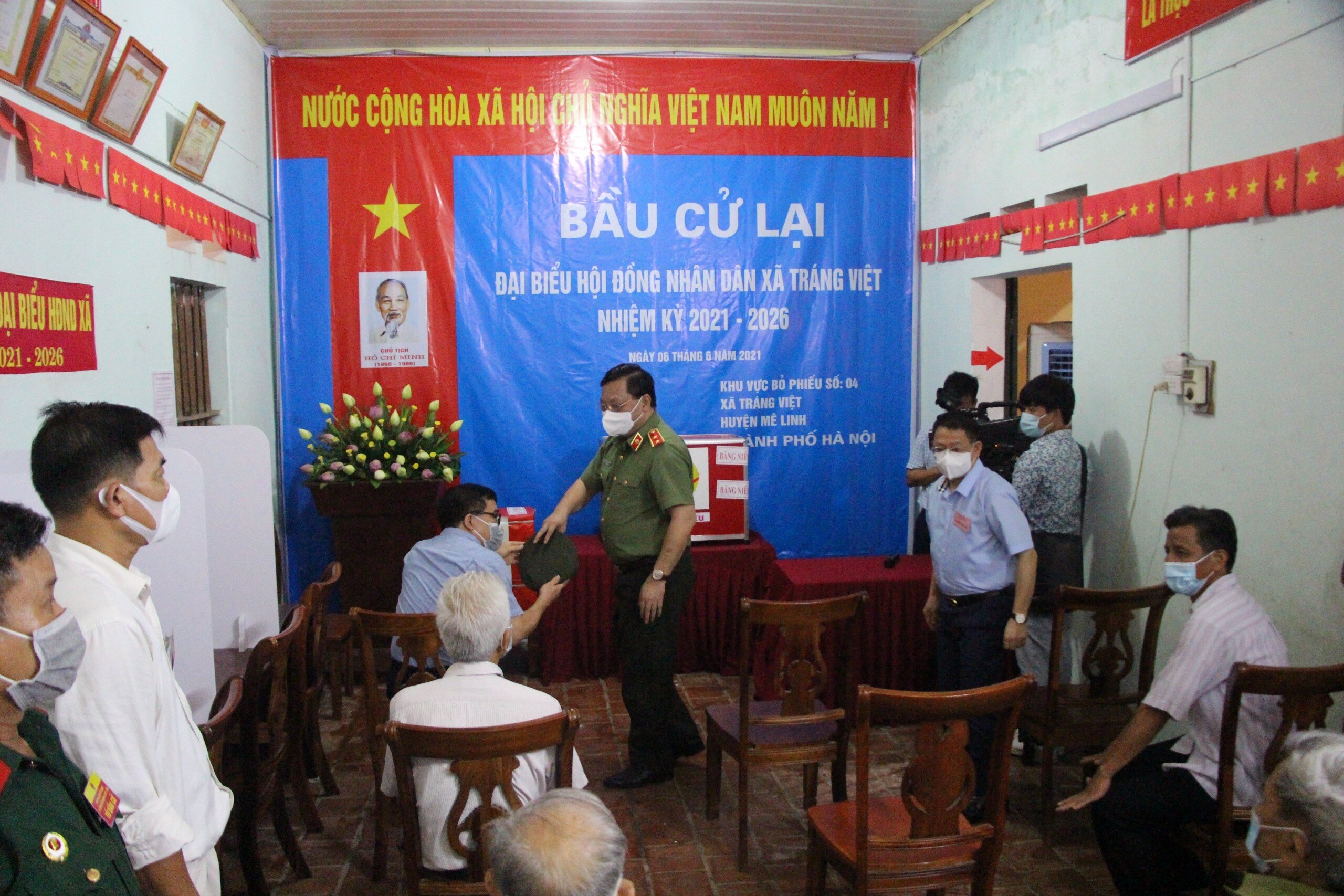 Trao đổi với PV B&aacute;o Giao th&ocirc;ng, &ocirc;ng L&ecirc; Xu&acirc;n Th&agrave;nh, Chủ tịch UBND x&atilde; Tr&aacute;ng Việt cho biết, c&ocirc;ng t&aacute;c chuẩn bị bầu cử lại được chuẩn bị từ nhiều ng&agrave;y trước, c&ugrave;ng với sự vận động của cơ quan chức năng n&ecirc;n tỷ lệ cử tri đi bầu cử l&agrave; rất cao