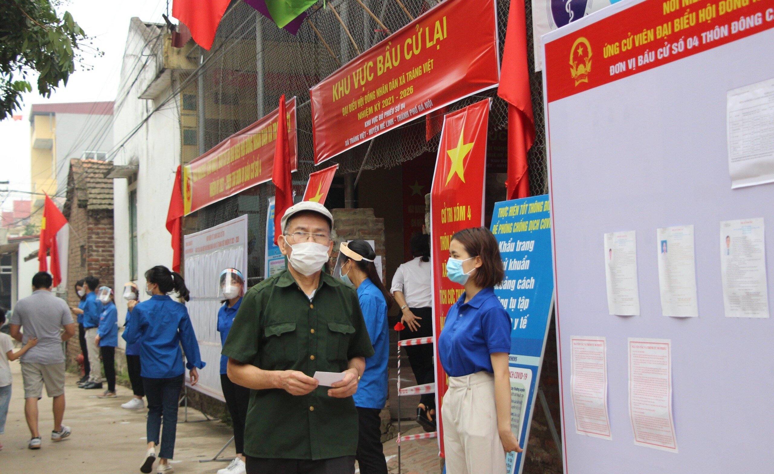 S&aacute;ng nay (6/6), nhiều cử tri tại x&atilde; Tr&aacute;ng Việt, huyện M&ecirc; Linh (TP H&agrave; Nội) đ&atilde; đi bầu cử lại HĐND tại đơn vị bầu cử số 4