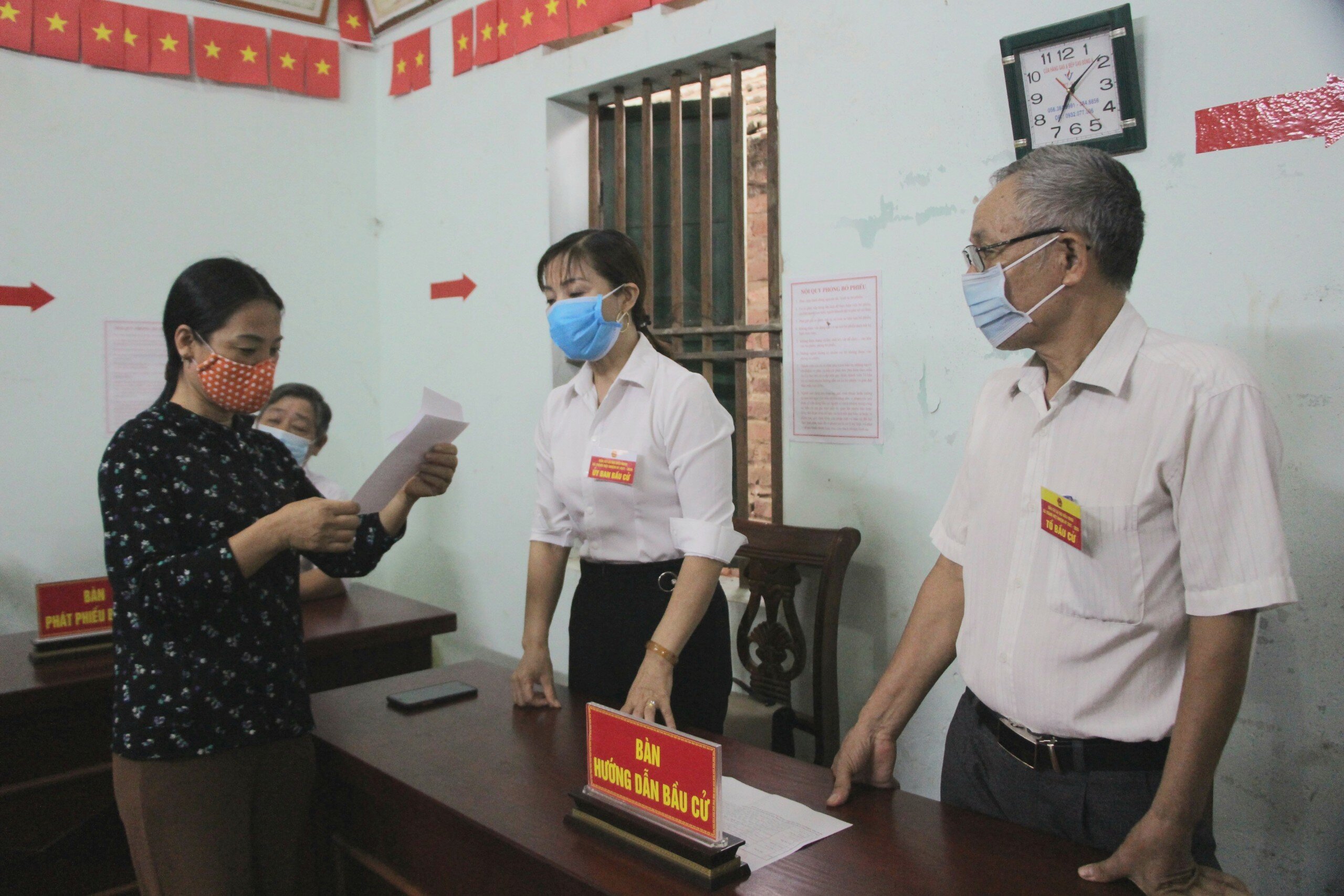 Từ s&aacute;ng sớm đ&atilde; c&oacute; rất nhiều cử tri đến tổ bầu cử số 4 để thực hiện việc bầu cử lại