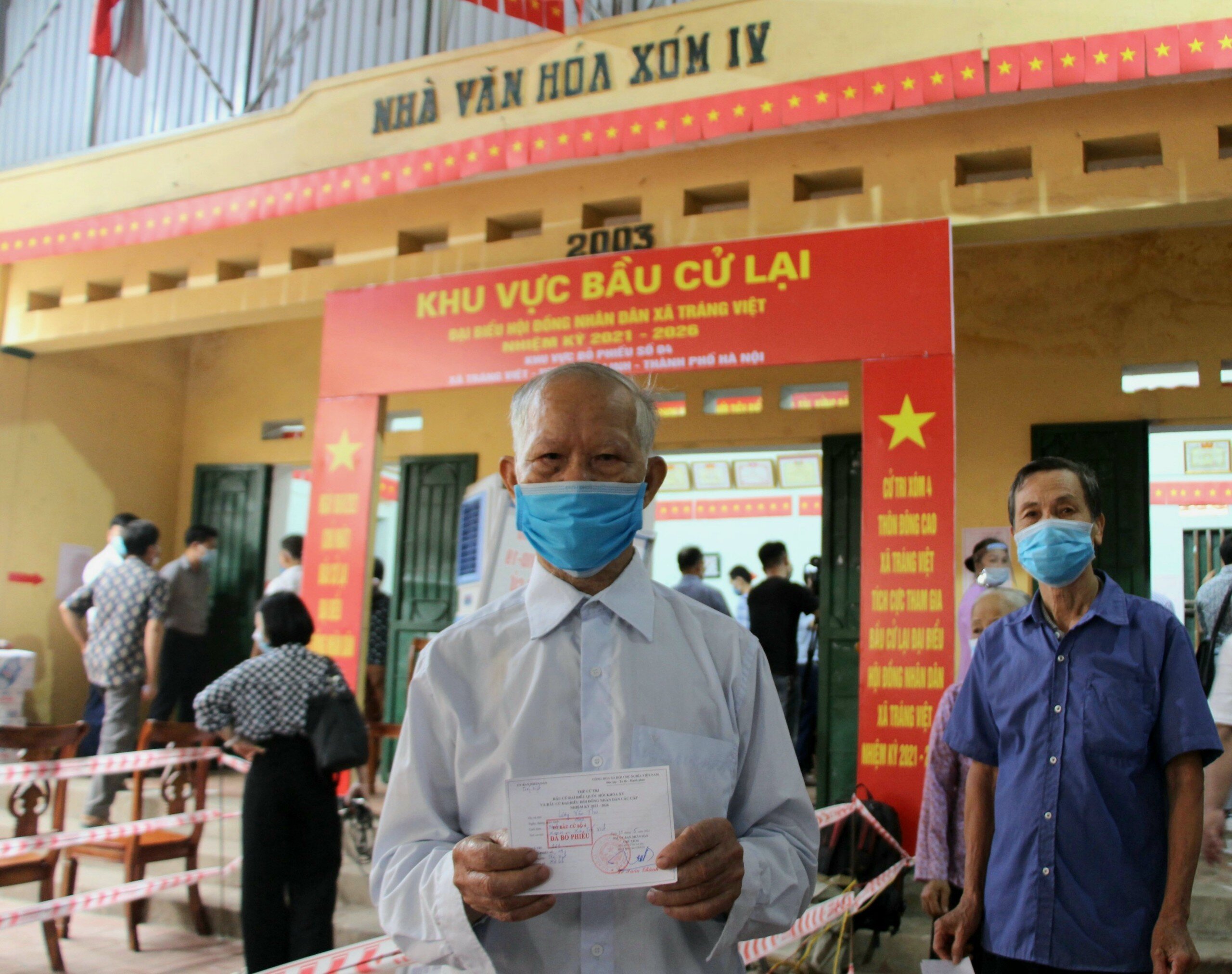 Cử tri Lương Văn Thu (82 tu&ocirc;̉i) - người đến từ rất sớm điểm bầu cử chia sẻ: "T&ocirc;i r&acirc;́t tin tưởng vào c&ocirc;ng tác chu&acirc;̉n bị b&acirc;̀u cử lại h&ocirc;m nay. T&ocirc;i hy vọng k&ecirc;́t quả sẽ minh bạch, đúng quy định đ&ecirc;̉ chọn ra người đủ đức đủ tài"