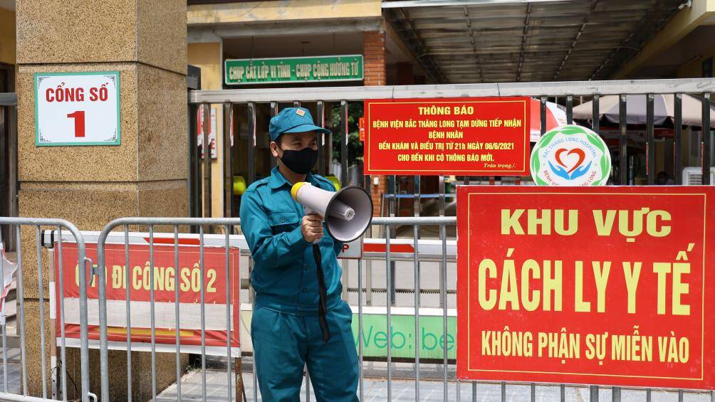 Ngo&agrave;i ra, lực lượng an ninh của bệnh viện Bắc Thăng Long cũng li&ecirc;n tục d&ugrave;ng loa cầm tay nhắc nhở người d&acirc;n kh&ocirc;ng phận sự th&igrave; kh&ocirc;ng n&ecirc;n tới gần khu vực cổng bệnh viện.