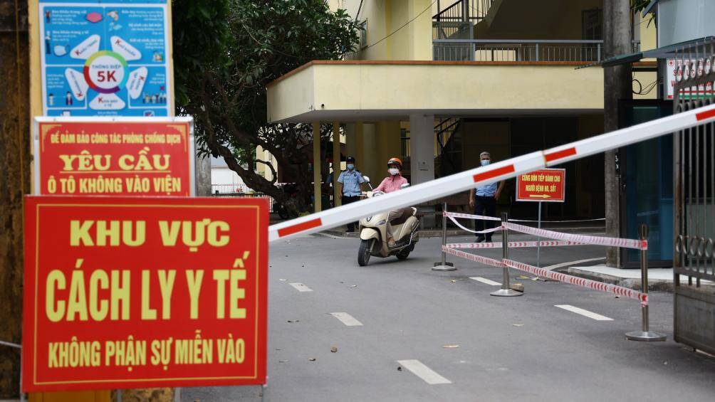 C&ocirc;ng t&aacute;c phong tỏa tại đ&acirc;y được triển khai nghi&ecirc;m ngặt. Bệnh viện Bắc Thăng Long y&ecirc;u cầu kh&ocirc;ng cho xe &ocirc; t&ocirc; v&agrave;o trong bệnh viện, trừ trường hợp xe vận chuyển cấp cứu v&agrave; xe c&ocirc;ng vụ, xe nh&acirc;n vi&ecirc;n.