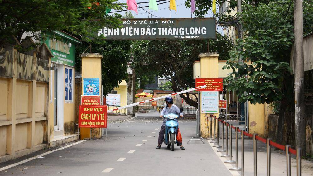 CDC H&agrave; Nội đ&atilde; th&ocirc;ng b&aacute;o khẩn t&igrave;m những người đến c&aacute;c địa điểm li&ecirc;n quan tới ca bệnh v&agrave; y&ecirc;u cầu: Người đ&atilde; đến c&aacute;c địa điểm tr&ecirc;n tự c&aacute;ch ly tại nh&agrave; v&agrave; li&ecirc;n hệ ngay với trạm y tế, TTYT tr&ecirc;n địa b&agrave;n hoặc gọi điện thoại đến số 02438835560 (TTYT huyện Đ&ocirc;ng Anh); 0969.082.115/0949.396.115 (CDC H&agrave; Nội).