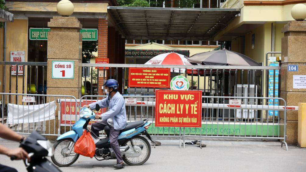 Li&ecirc;n quan đến bệnh nh&acirc;n N., t&iacute;nh đến s&aacute;ng 7/6, Bệnh viện Bắc Thăng Long đ&atilde; tiến h&agrave;nh lấy mẫu x&eacute;t nghiệm cho 53 người