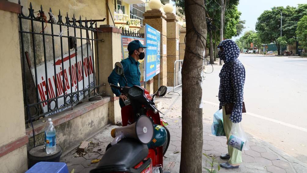 Sau khi bệnh viện phong tỏa, người nh&agrave; bệnh nh&acirc;n đ&atilde; chuẩn bị nhu yếu phẩm tiếp tế.