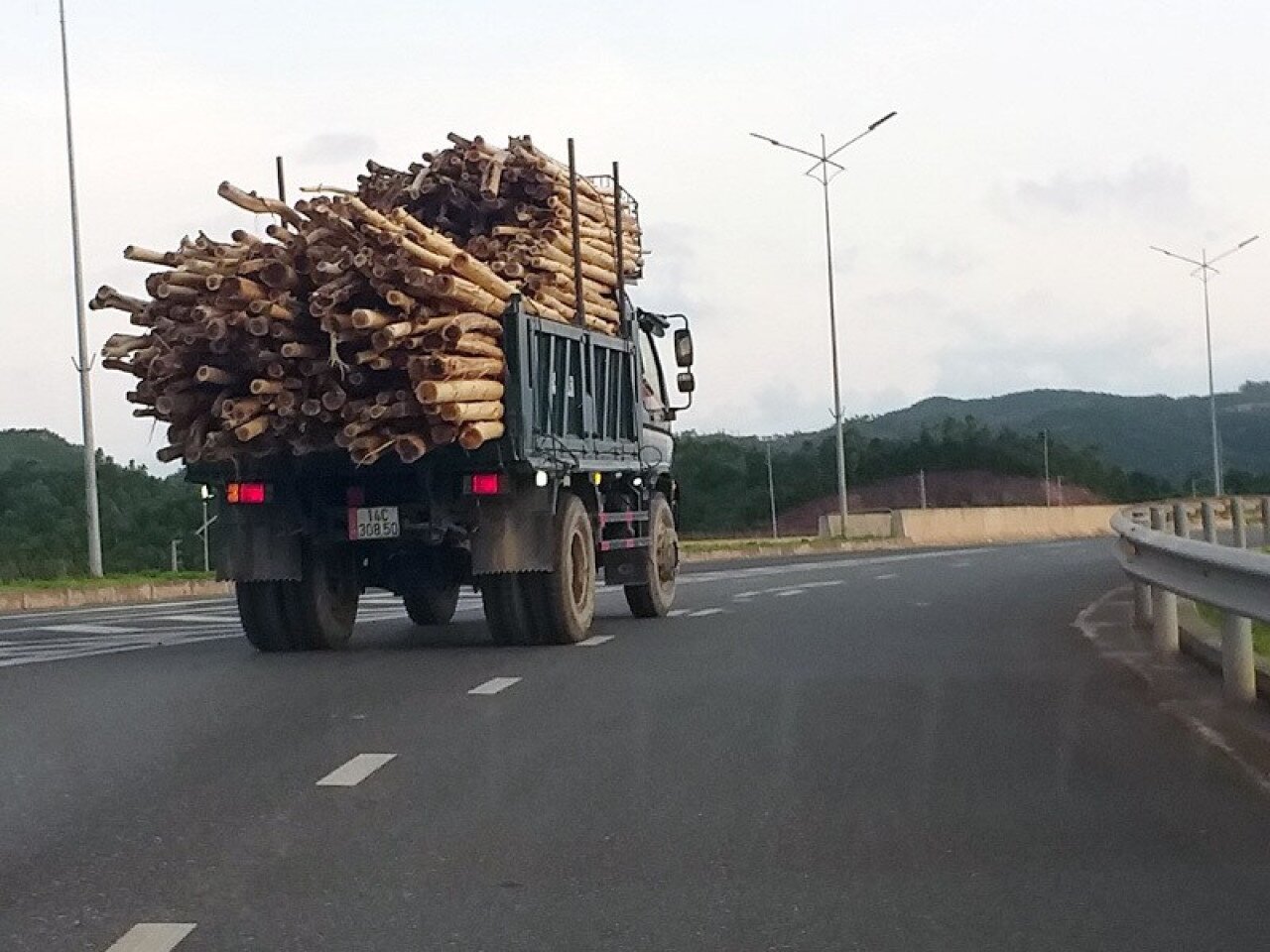 C&aacute;c tuyến l&ecirc;n cao tốc Hạ Long - V&acirc;n Đồn cũng thường xuy&ecirc;n c&oacute; xe chở gỗ qu&aacute; tải hoạt động. Trao đổi về vấn đề n&agrave;y, l&atilde;nh đạo Văn ph&ograve;ng Ban ATGT tỉnh Quảng Ninh cho biết, hiện nay, trong c&aacute;c chỉ đạo của Ban ATGT tỉnh đều y&ecirc;u cầu xử l&yacute; quyết liệt, triệt để t&igrave;nh trạng xe qu&aacute; khổ, qu&aacute; tải, xe chở h&agrave;ng cồng kềnh... Tuy nhi&ecirc;n, trong kết quả b&aacute;o c&aacute;o về c&ocirc;ng t&aacute;c kiểm tra, xử l&yacute;, lực lượng chức năng c&aacute;c địa phương kh&ocirc;ng thống k&ecirc; ri&ecirc;ng phương tiện chở gỗ, n&ecirc;n kh&ocirc;ng r&otilde; được kết quả cụ thể về xử l&yacute; loại xe n&agrave;y như thế n&agrave;o.