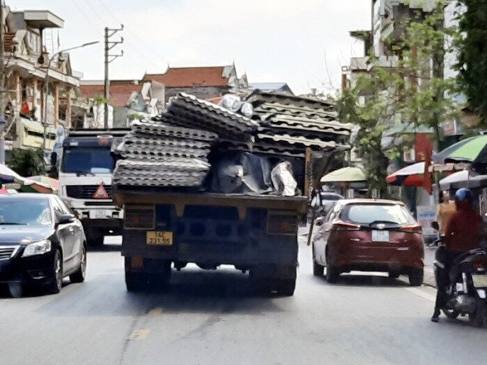Một chiếc xe chở t&ocirc;n bị x&ocirc; lệch rất nguy hiểm chạy ngh&ecirc;nh ngang ở huyện đảo V&acirc;n Đồn.