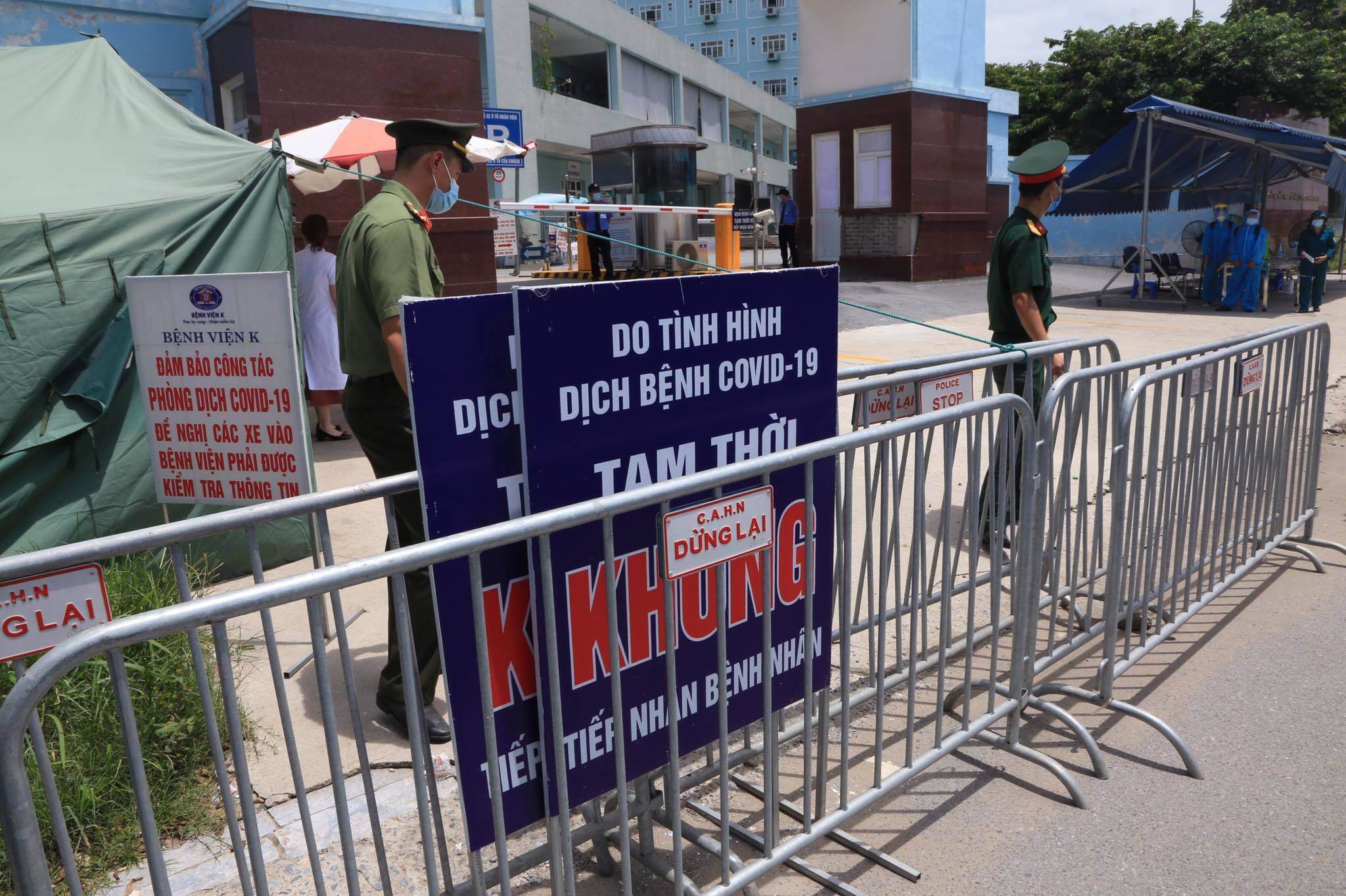 Trong tuần đầu ti&ecirc;n kết th&uacute;c c&aacute;ch ly y tế, Bệnh viện K T&acirc;n Triều chưa tiến h&agrave;nh phẫu thuật, trừ trường hợp cấp cứu. Với trường hợp cấp cứu, sẽ được mổ ở ph&ograve;ng mổ &aacute;p lực &acirc;m ri&ecirc;ng biệt đ&atilde; được thiết lập từ trước.