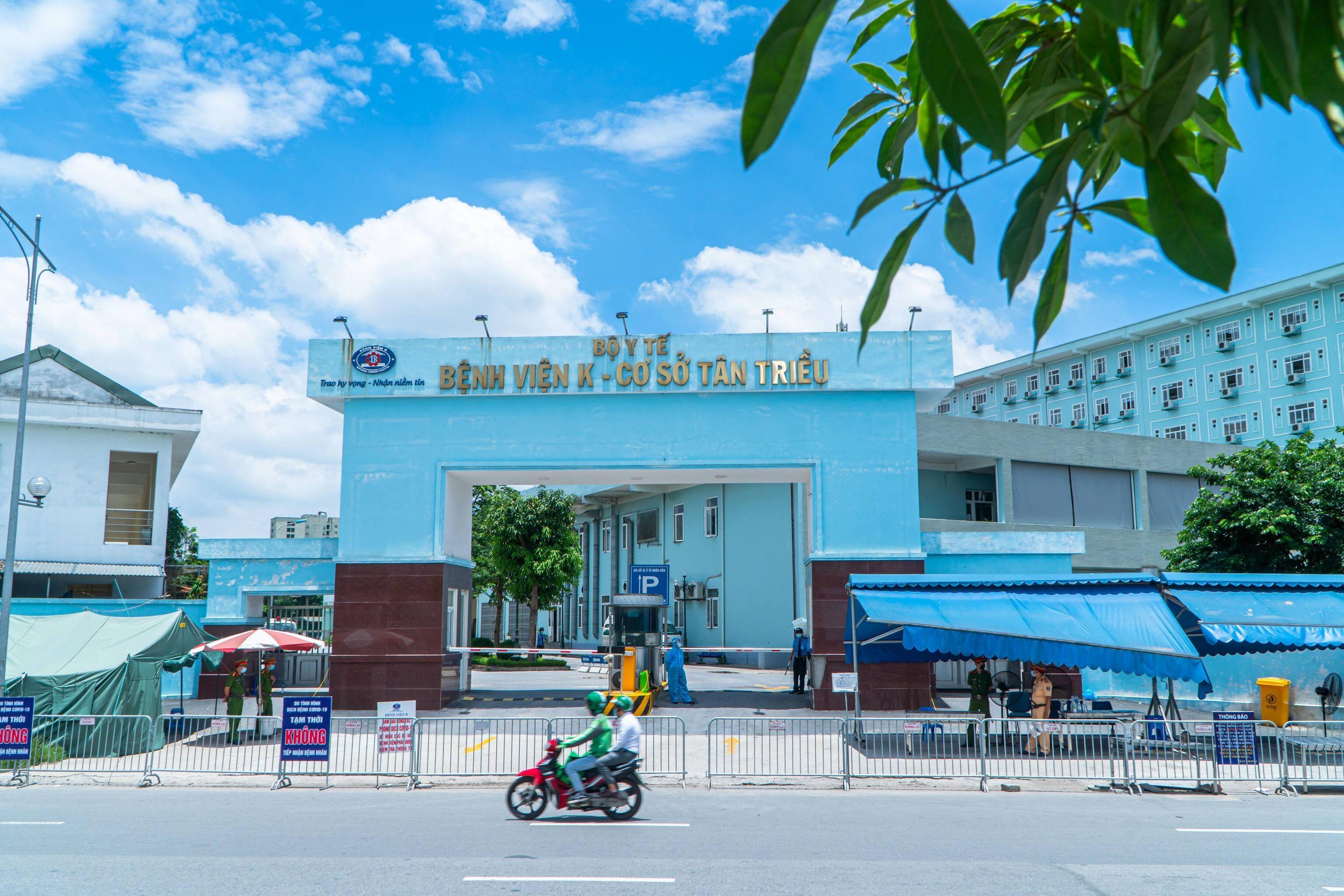 Để đảm bảo gi&atilde;n c&aacute;ch v&agrave; phục vụ c&ocirc;ng t&aacute;c ph&ograve;ng chống dịch, hiện Bệnh viện K T&acirc;n Triều tiếp nhận hạn chế người bệnh đến kh&aacute;m v&agrave; điều trị.