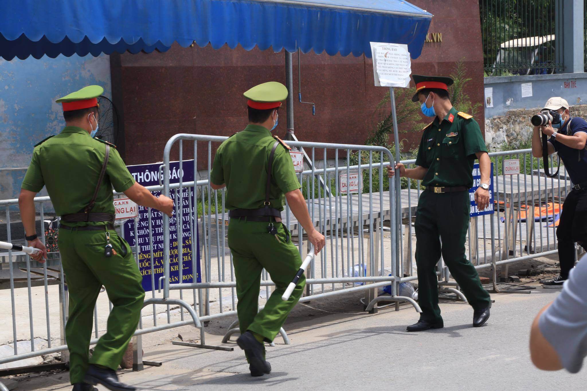 Sau khi dỡ phong tỏa, Bệnh viện K đ&atilde; giải ph&oacute;ng ho&agrave;n to&agrave;n bệnh nh&acirc;n v&agrave; người nh&agrave; bệnh nh&acirc;n ra khỏi c&aacute;c to&agrave; nh&agrave; kh&aacute;m chữa bệnh.