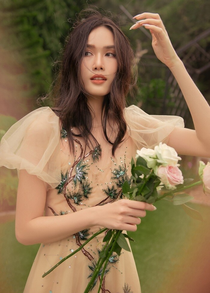 C&ocirc; mong muốn mang đến những h&igrave;nh ảnh đa dạng, vừa thanh lịch, trưởng th&agrave;nh nhưng cũng kh&ocirc;ng k&eacute;m dịu d&agrave;ng, nữ t&iacute;nh.