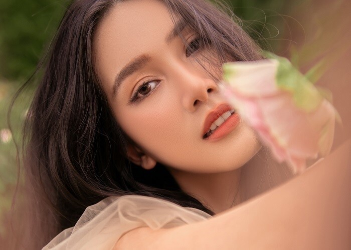 L&ecirc;n ng&ocirc;i &aacute; hậu được nửa năm, Phương Anh cũng chuy&ecirc;n nghiệp hơn trong việc tạo d&aacute;ng v&agrave; thần th&aacute;i