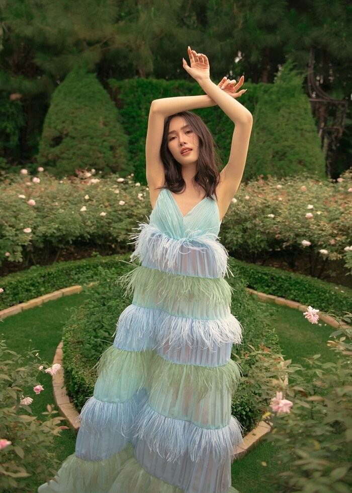 Sở hữu chiều cao 1m77 v&agrave; v&oacute;c d&aacute;ng c&acirc;n đối, người đẹp sinh năm 1998 dễ mang tới những shoot h&igrave;nh đẹp d&ugrave; trong bộ đồ ra sao