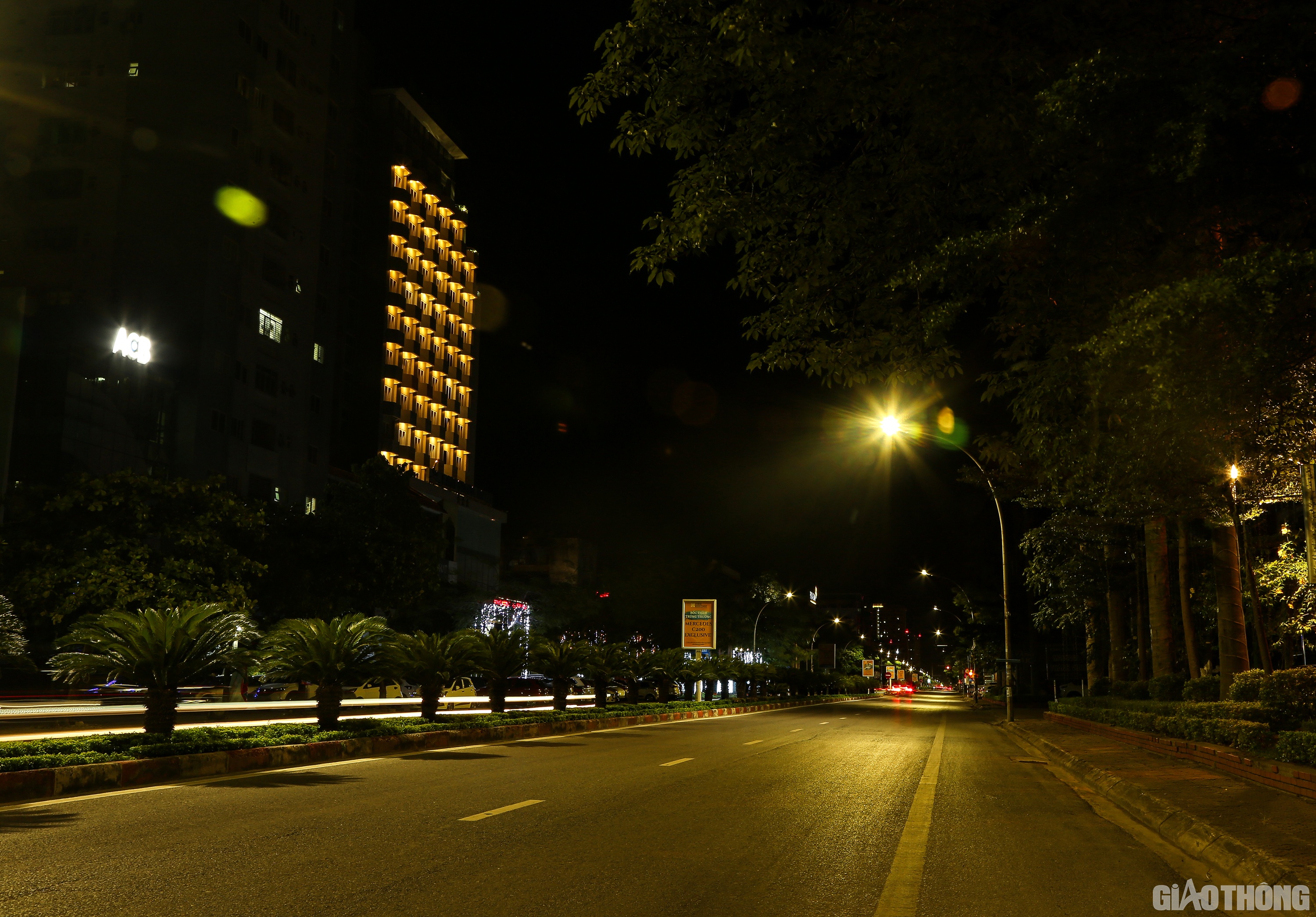 Theo th&ocirc;ng b&aacute;o của Chủ tịch UBND tỉnh Nghệ An th&igrave; TP. Vinh sẽ tiến h&agrave;nh gi&atilde;n c&aacute;ch theo Chỉ thị 15 của Thủ tướng Ch&iacute;nh phủ từ 0h ng&agrave;y 17/6 để ph&ograve;ng, chống dịch Covid-19.