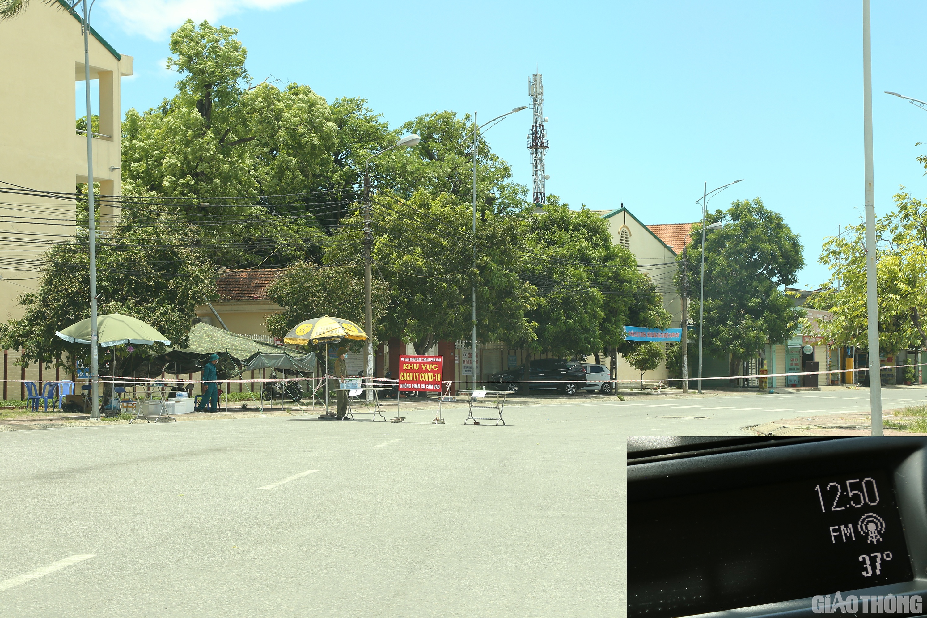 Trong khi đ&oacute;, ở khu vực phường Hưng Dũng, nắng n&oacute;ng cũng kh&ocirc;ng k&eacute;m. Nhiệt độ ngo&agrave;i trời l&uacute;c 12h50 l&ecirc;n đến 37 độ C, k&egrave;m với gi&oacute; phơn T&acirc;y Nam thổi mạnh.  Ảnh: Sỹ H&ograve;a