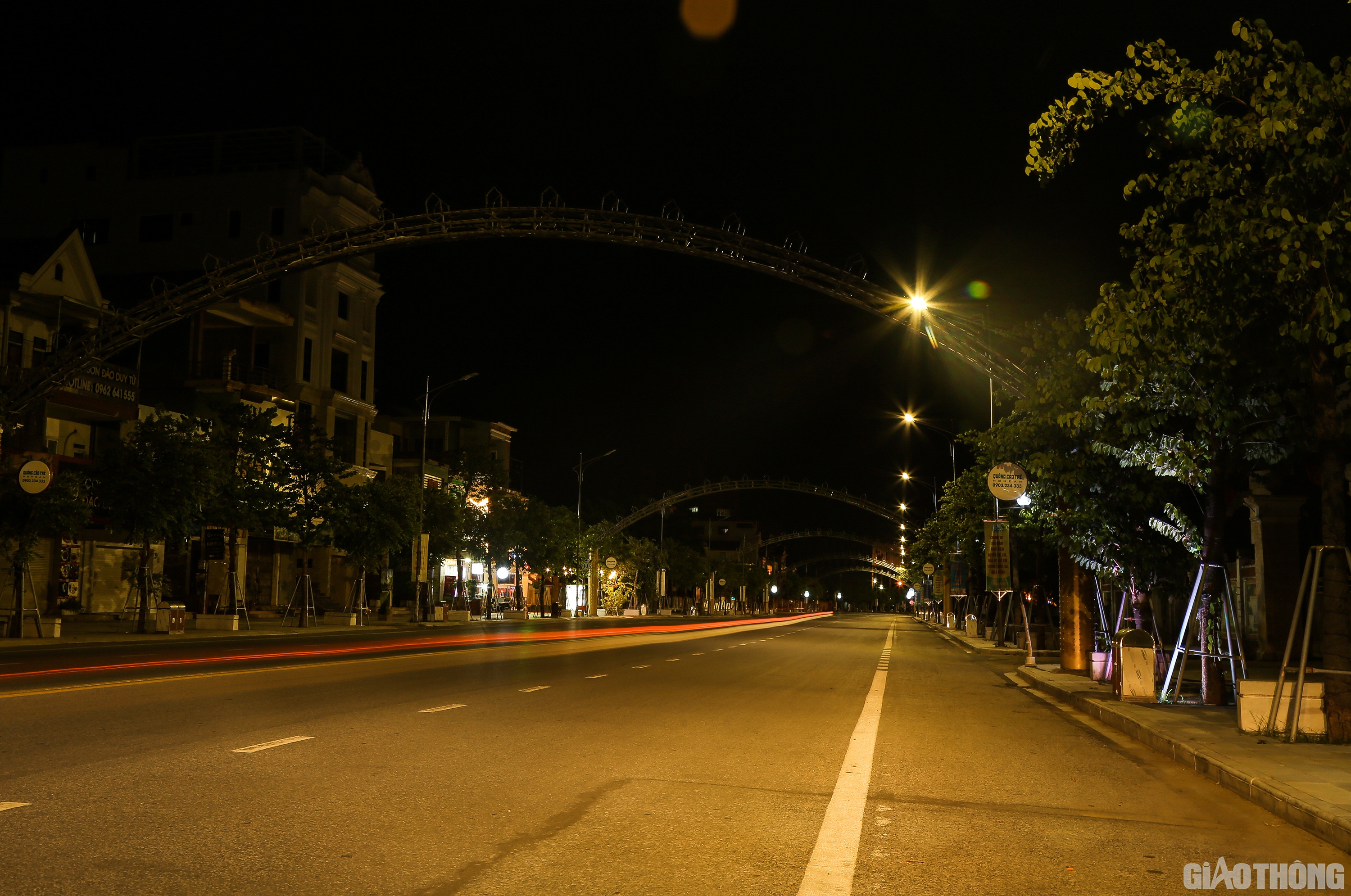Ở khu vực trung t&acirc;m, con phố Hồ T&ugrave;ng Mậu - nơi c&oacute; Quảng trường Hồ Ch&iacute; Minh v&agrave; l&agrave; nơi TP. Vinh đang x&acirc;y dựng phố đi bộ vốn nhộn nhịp nay cũng kh&ocirc;ng một b&oacute;ng người.