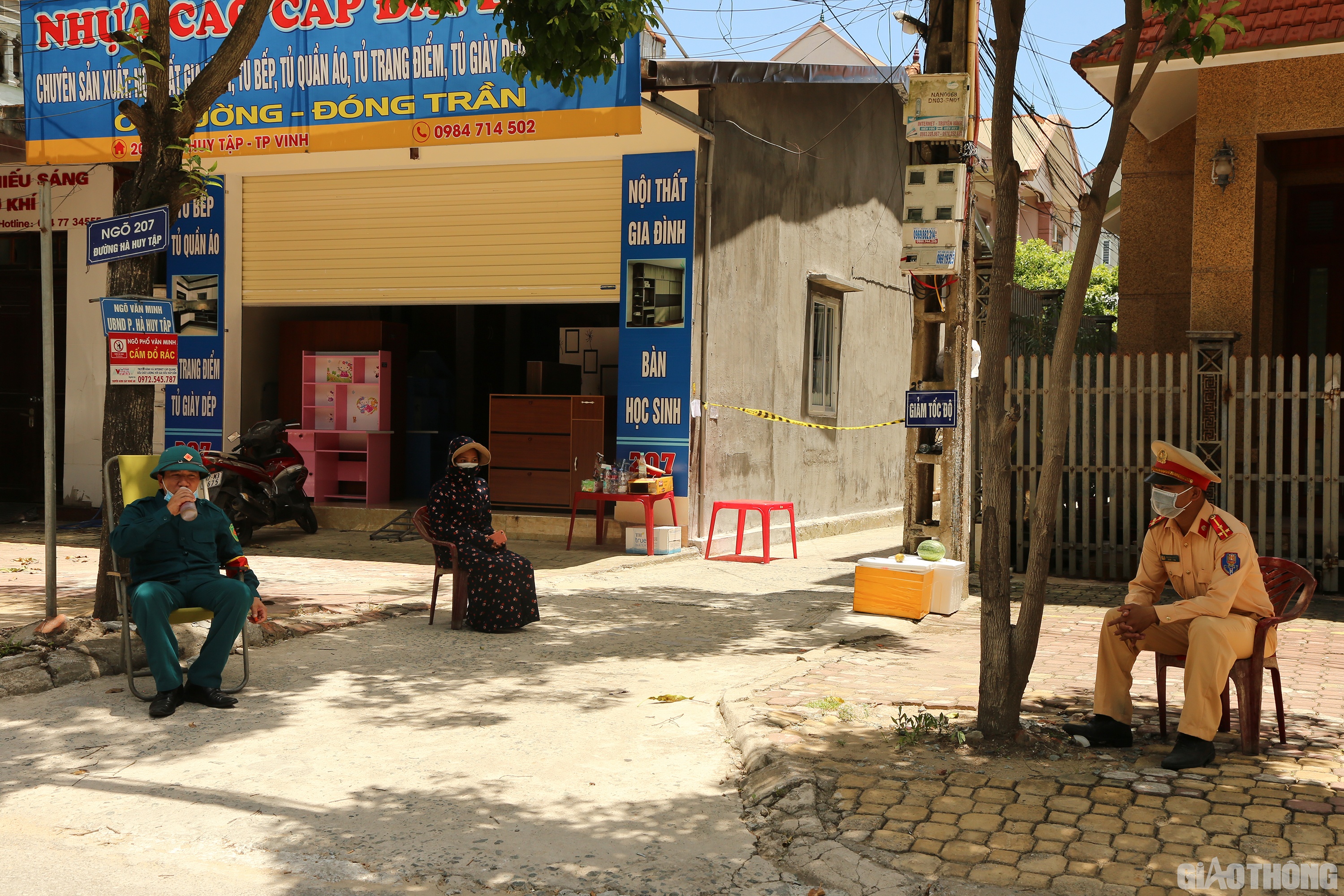 12h trưa ng&agrave;y 17/6, thời tiết ở TP Vinh (Nghệ An) nắng như rang, cộng với gi&oacute; L&agrave;o thổi như tạt lửa v&agrave;o mặt. Thế nhưng, tại c&aacute;c chốt phong tỏa ph&ograve;ng chống Covid-19 ở phường H&agrave; Huy Tập, c&aacute;c c&aacute;n bộ, chiến sĩ vẫn t&uacute;c trực l&agrave;m nhiệm vụ. Ảnh: Sỹ H&ograve;a