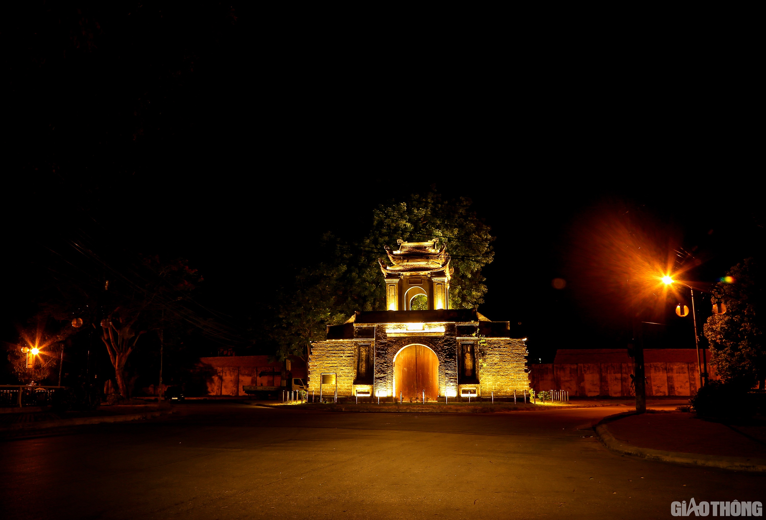 Khu vực Cổng Th&agrave;nh - nơi được mệnh danh l&agrave; phố ăn đ&ecirc;m của TP. Vinh cũng y&ecirc;n ắng, kh&ocirc;ng b&oacute;ng người.