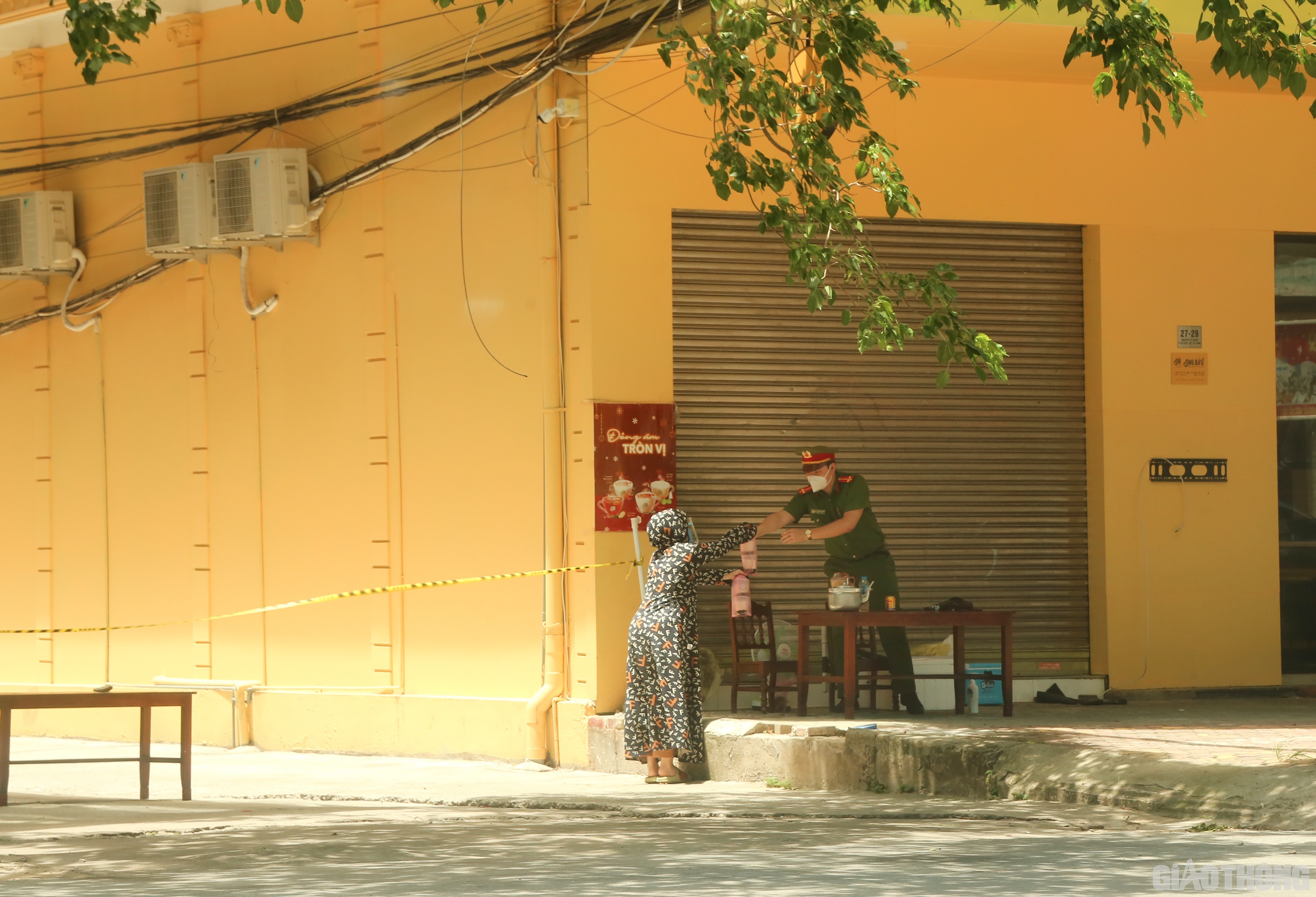 Trước những hi sinh thầm lặng của lực lượng chốt ph&ograve;ng chống dịch Covid-19, một người phụ nữ đ&atilde; mua nước uống đến "tiếp sức" cho những người ở tuyến đầu giữa trưa h&egrave; nắng n&oacute;ng gay gắt. (Ảnh Sỹ H&ograve;a)