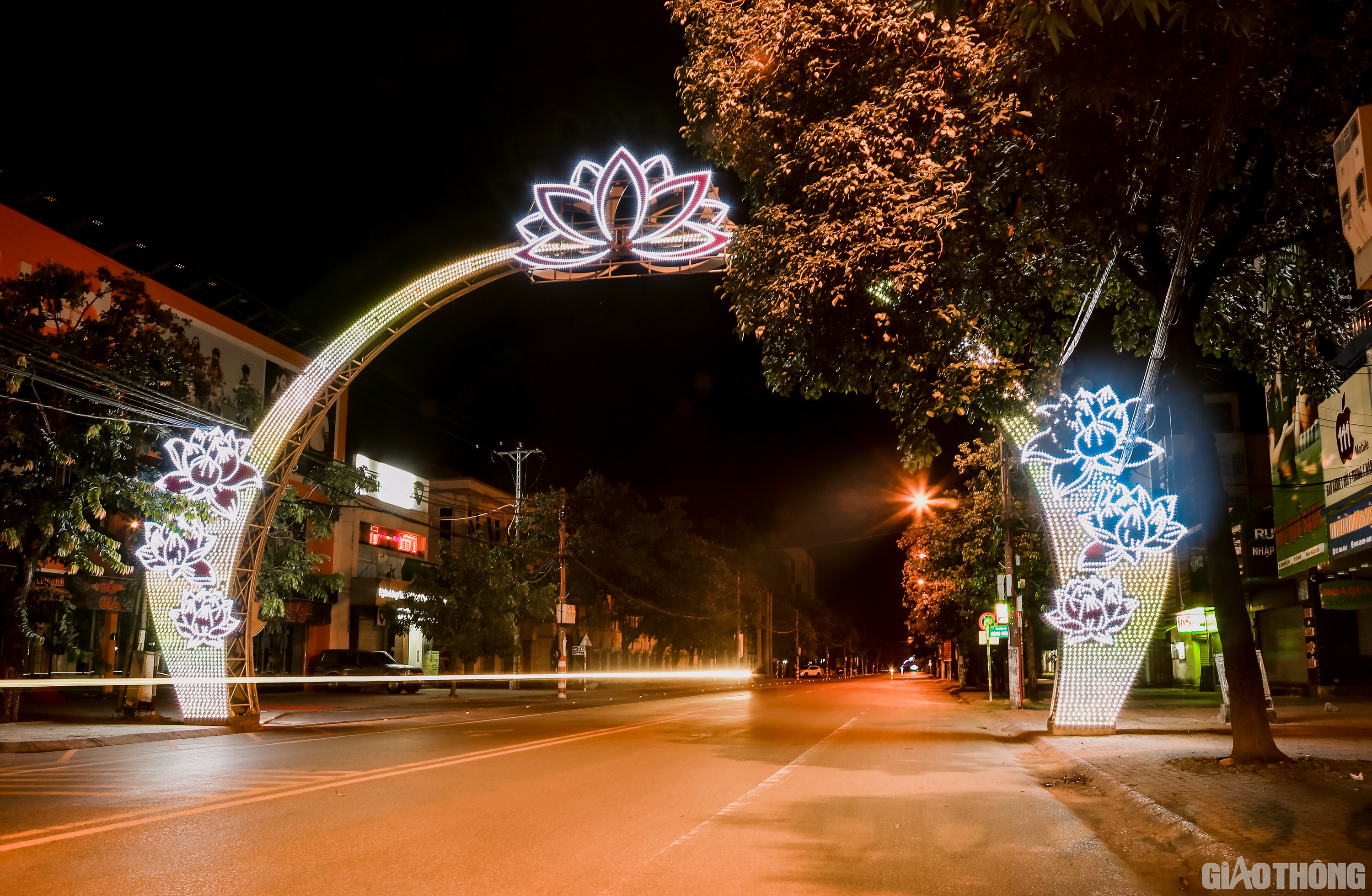Tương tự, con phố trung t&acirc;m Nguyễn Thị Minh Khai cũng vắng lặng kh&aacute;c thường khiến người đi đường cảm thấy "ớn lạnh".