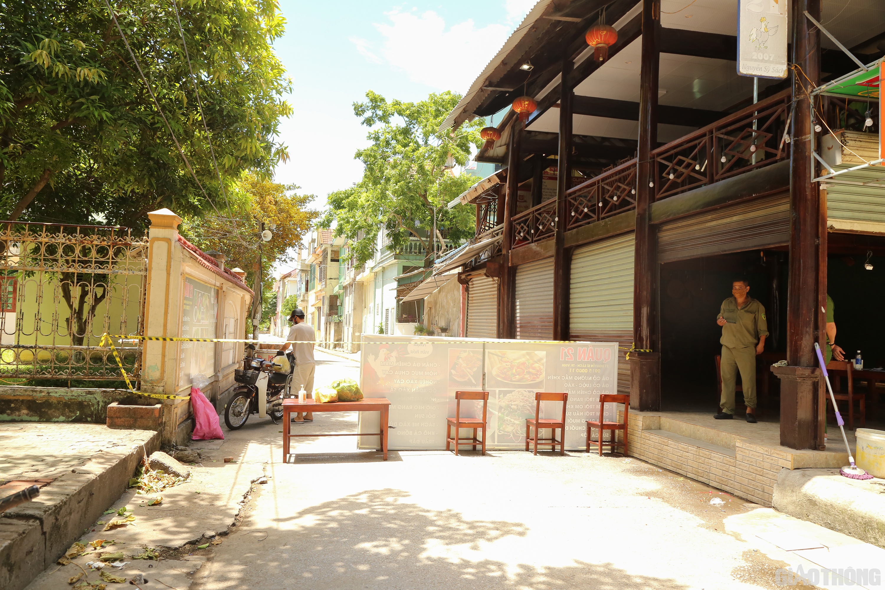 Người th&acirc;n của chị Thủy ra nhận đồ tiếp tế, c&aacute;c b&ecirc;n đều giữ khoảng c&aacute;ch từ rất xa. Lực lượng chức năng gi&aacute;m s&aacute;t việc giữ khoảng c&aacute;ch giữa c&aacute;c b&ecirc;n.  Ảnh: Sỹ H&ograve;a