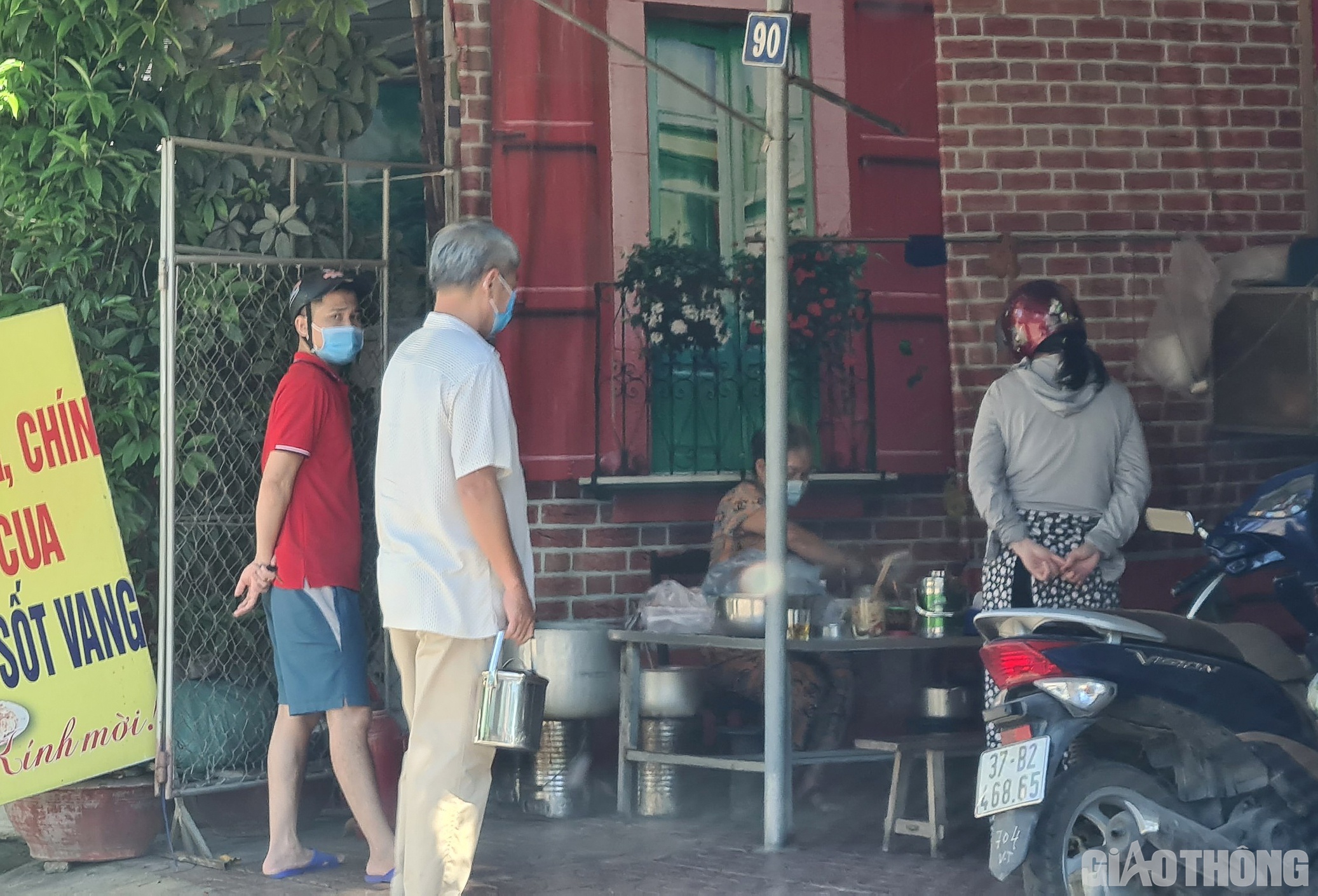 Tr&aacute;i với cảnh nhộn nhịp qu&aacute;n x&aacute;, h&ocirc;m nay người d&acirc;n lại xếp h&agrave;ng mua đồ ăn s&aacute;ng mang về. (Ảnh Văn Thanh)