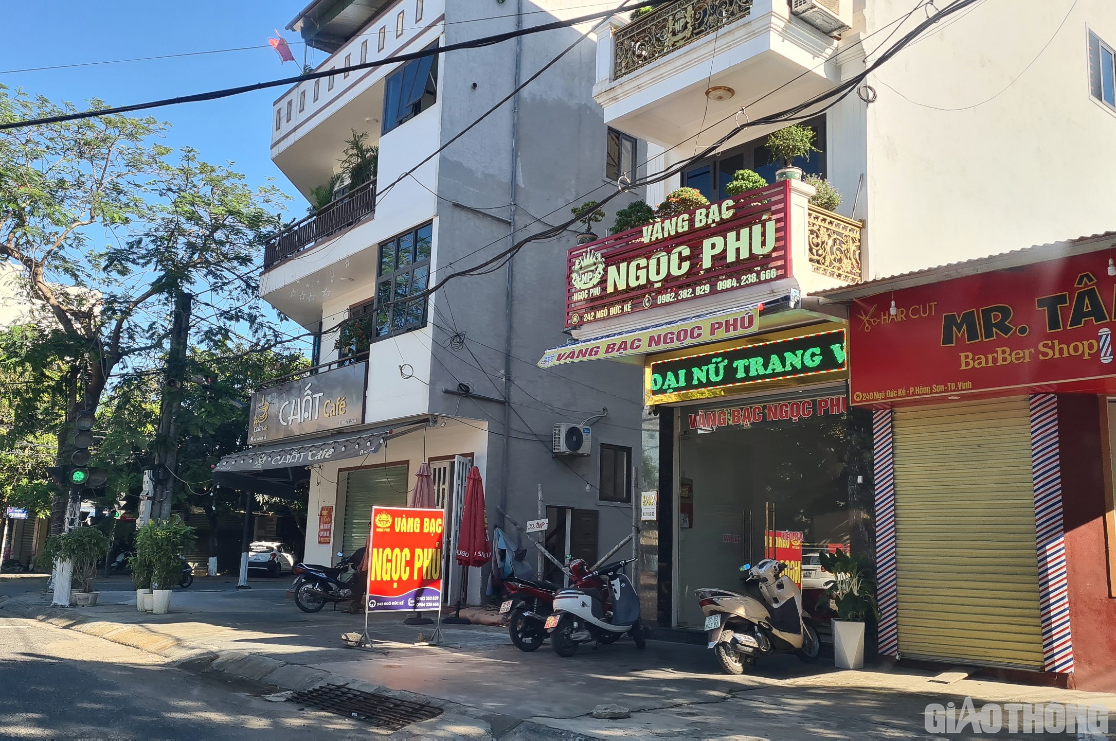Tuy nhi&ecirc;n, vẫn c&ograve;n những cửa h&agrave;ng kinh doanh mặt h&agrave;ng kh&ocirc;ng thiết yếu mở cửa. (Ảnh Văn Thanh)