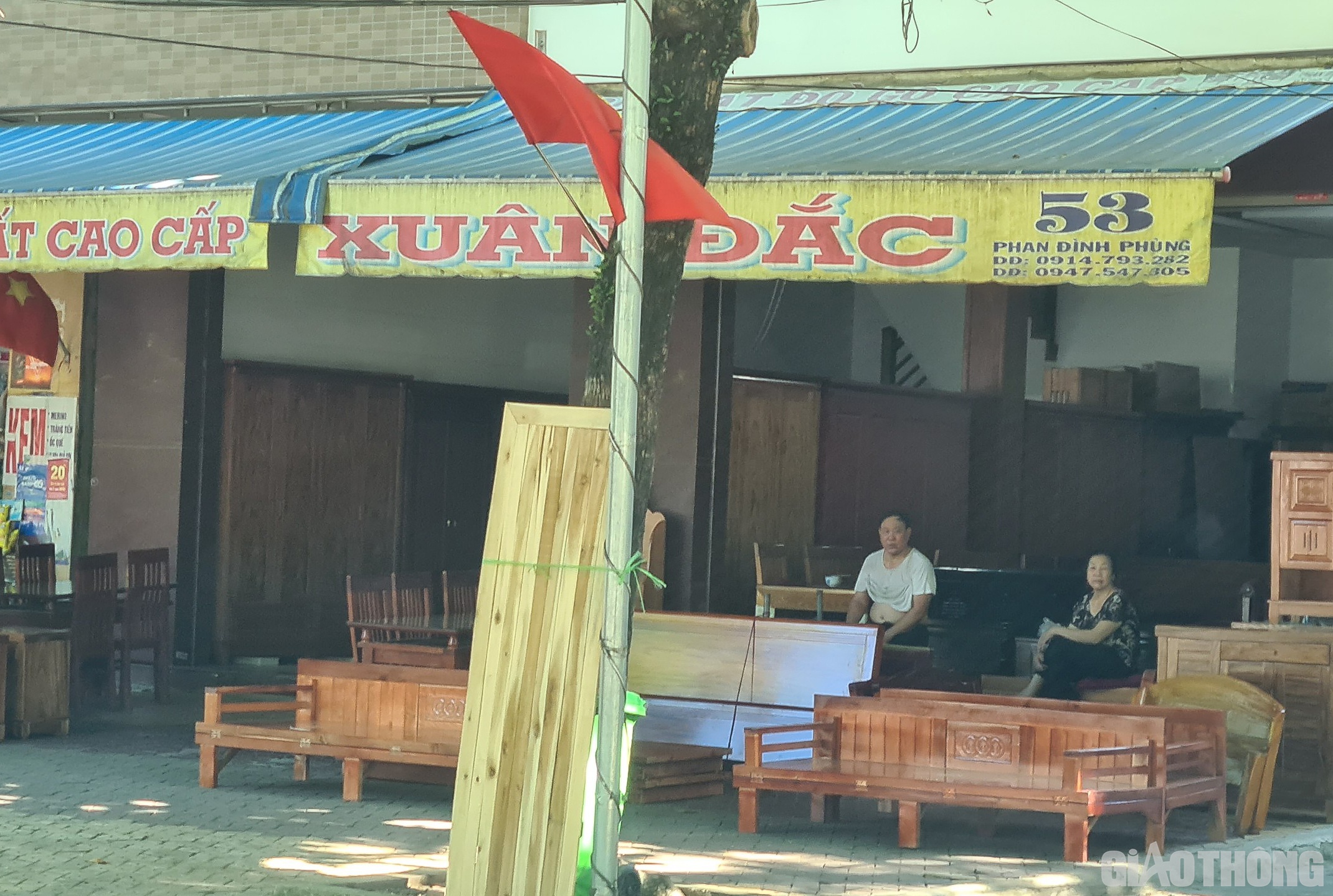 Đặc biệt, vẫn c&ograve;n một bộ phận người d&acirc;n lơ l&agrave; với c&aacute;c biện ph&aacute;p ph&ograve;ng chống dịch, nhất l&agrave; kh&ocirc;ng đeo khẩu trang theo quy định. Ảnh chụp một cửa h&agrave;ng b&aacute;n b&agrave;n, ghế, giường... tr&ecirc;n đường Phan Đ&igrave;nh Ph&ugrave;ng (Ảnh Văn Thanh)
