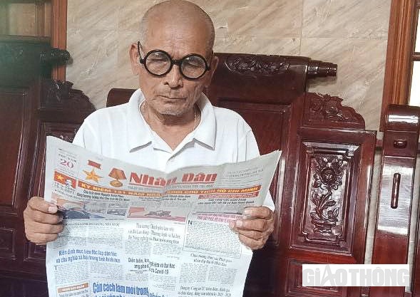 Những l&uacute;c rảnh rỗi, &ocirc;ng Trung tranh thủ đọc b&aacute;o để vừa xem tin tức vừa giải tr&iacute; cho thời gian nhanh tr&ocirc;i qua (Ảnh CTV)