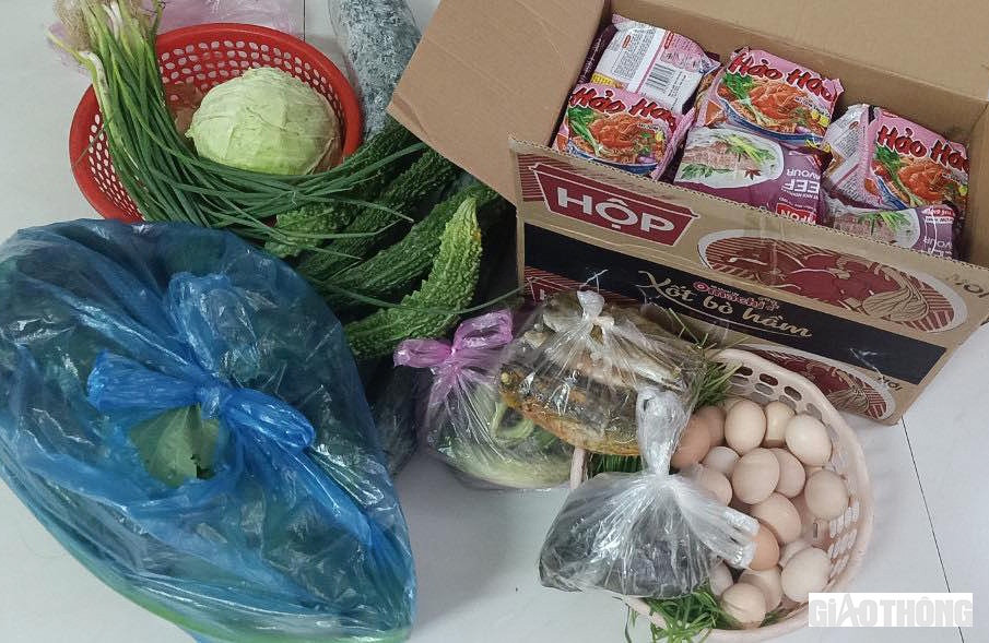 Từ hai ng&agrave;y nay bị phong tỏa, gia đ&igrave;nh &ocirc;ng Trung phải nhờ người th&acirc;n ở b&ecirc;n ngo&agrave;i mua sẵn đồ ăn rồi chuyển v&agrave;o. (Ảnh CTV)