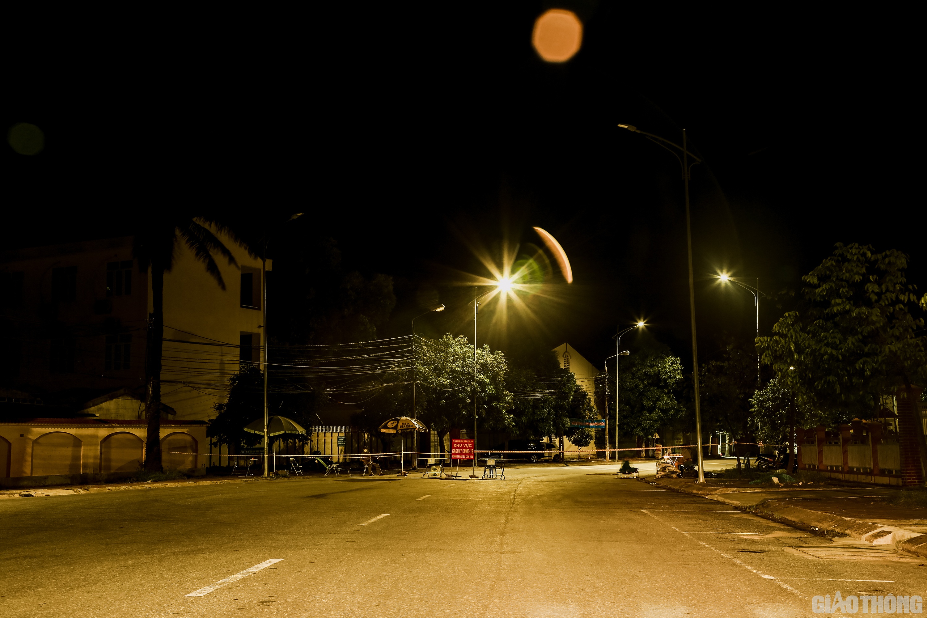 Trong khi đ&oacute;, đầu đường Nguyễn Duy Trinh, lực lượng chức năng vẫn đang t&uacute;c trực để g&aacute;c chốt phong tỏa sau khi ph&aacute;t hiện 1 ca dương t&iacute;nh với Covid-19 ở khối Văn Tiến, phường Hưng Dũng.