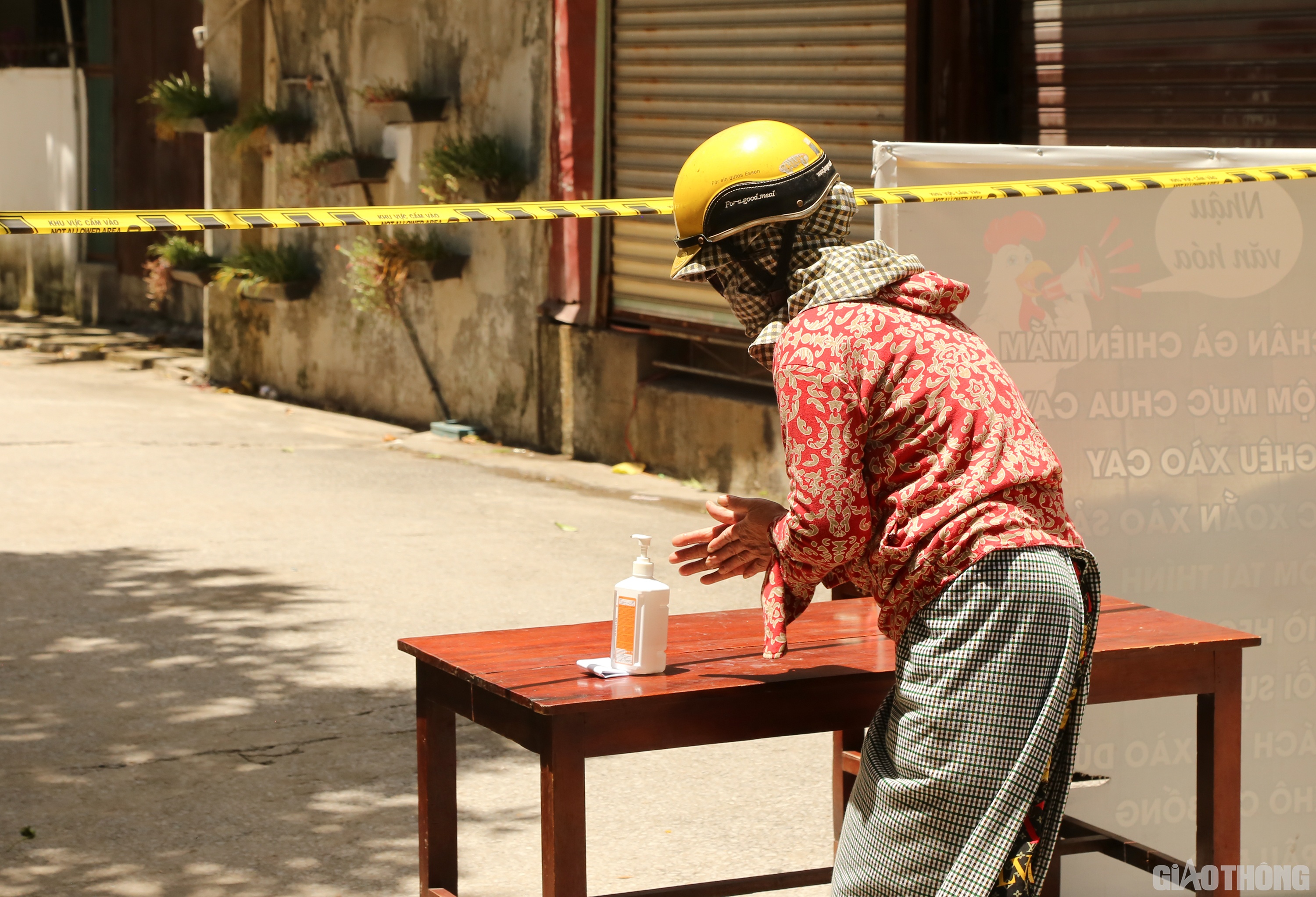 Chị Thủy cho biết, c&oacute; h&agrave;ng x&oacute;m của gia đ&igrave;nh người th&acirc;n nhờ mua mấy con c&aacute; n&ecirc;n chị tiện thể mua mang l&ecirc;n lu&ocirc;n. Trước khi nhận tiền, chị Thủy rửa tay s&aacute;t khuẩn kỹ c&agrave;ng.  Ảnh: Sỹ H&ograve;a
